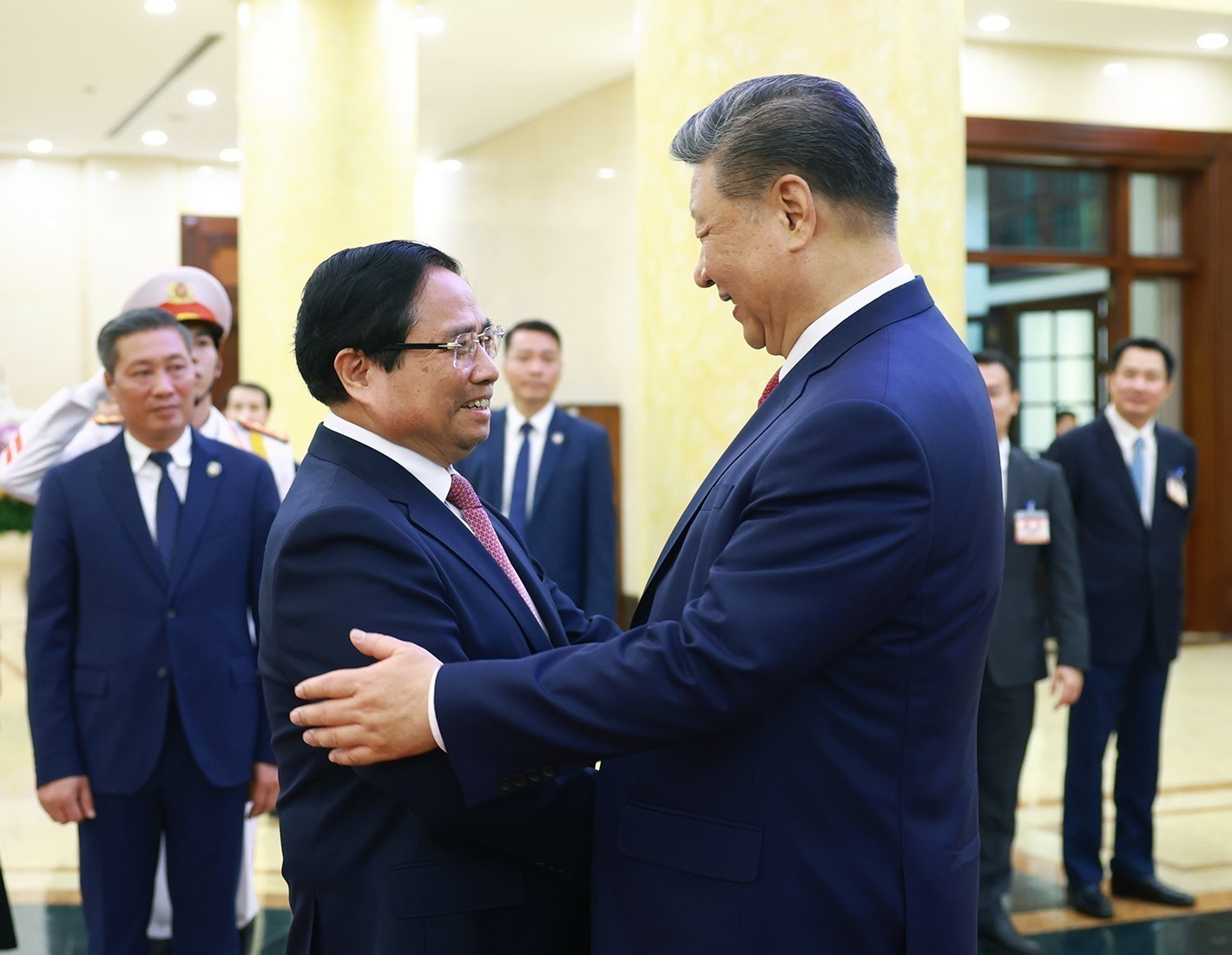 El jefe de Gobierno vietnamita da la bienvenida al máximo dirigente chino.