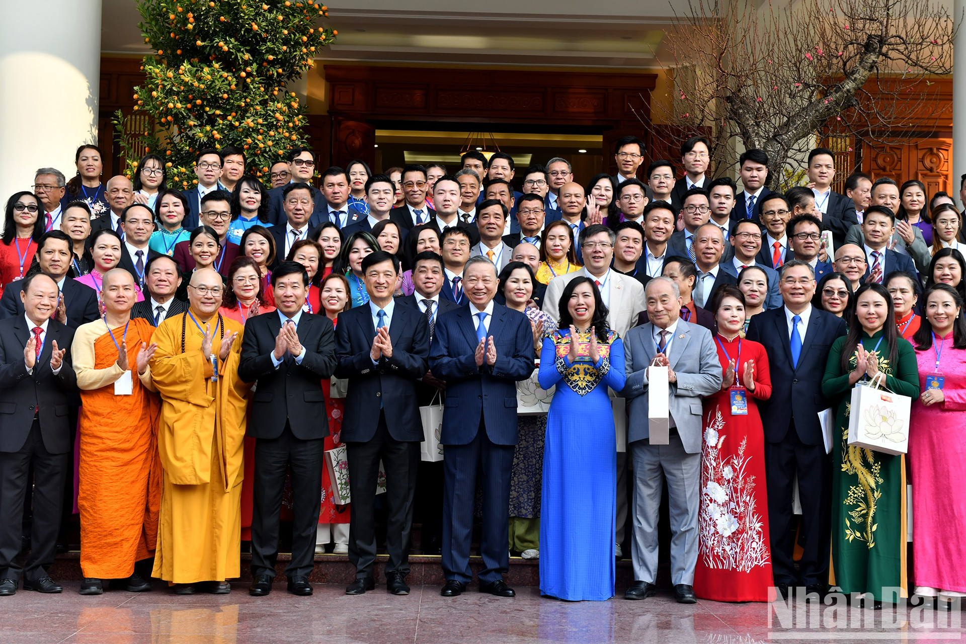 El secretario general del Partido, To Lam, posa junto a los delegados de ultramar al programa “Primavera de la Patria” 2025.