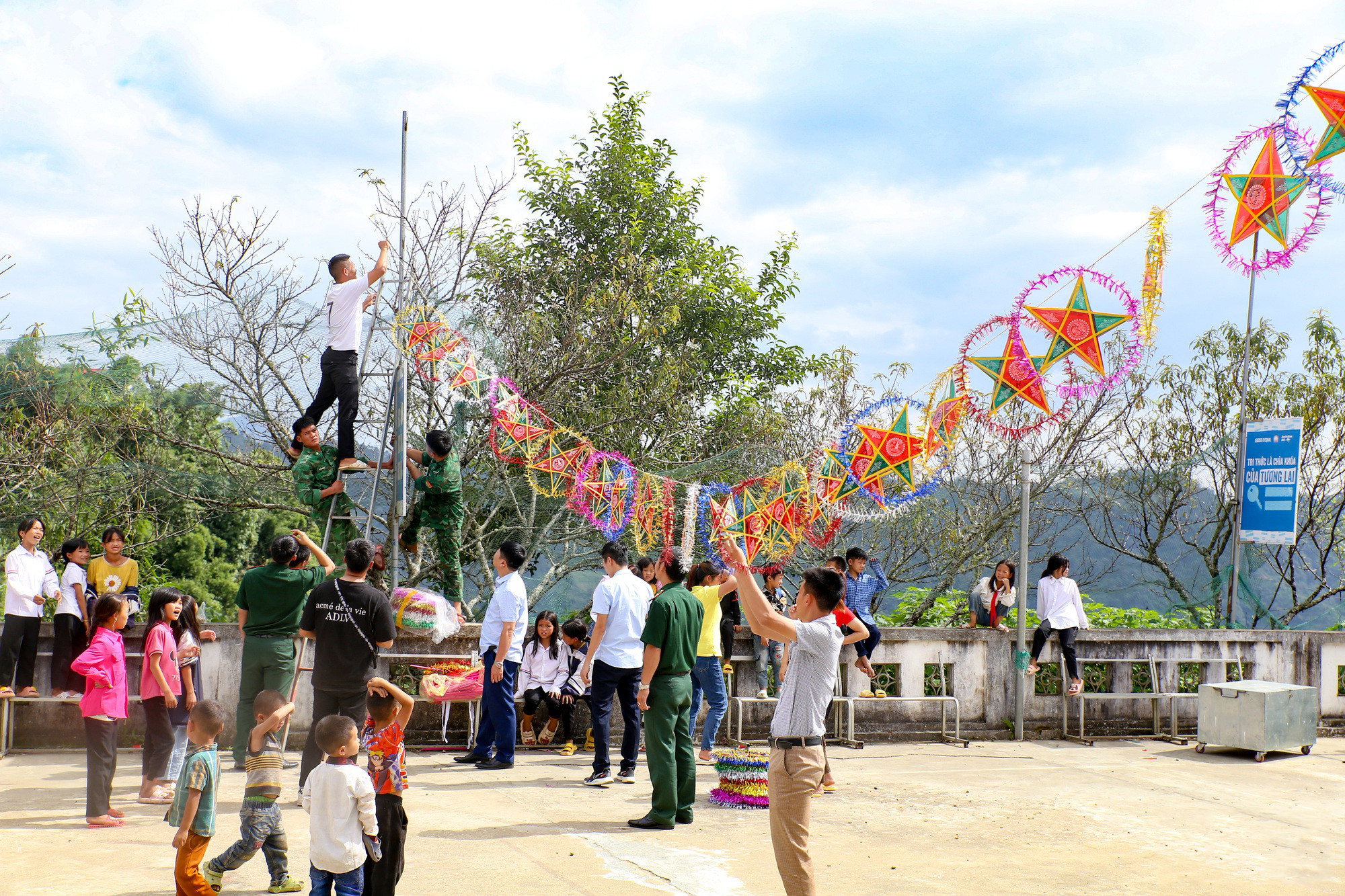 El Festival del Medio Otoño es una ocasión especial para los niños. Consciente de que las escasas condiciones en áreas remotas como montañas e islas suelen obstaculizar una digna celebración de este festejo, las fuerzas armadas estacionadas en el distrito de Phong Tho, incluidos los soldados de la estación de guardia fronteriza de Vang Ma Chai, organizaron el 23 de septiembre el programa “La luna de otoño en la frontera” dedicado a los alumnos de la escuela primaria y secundaria de Mo Si San.