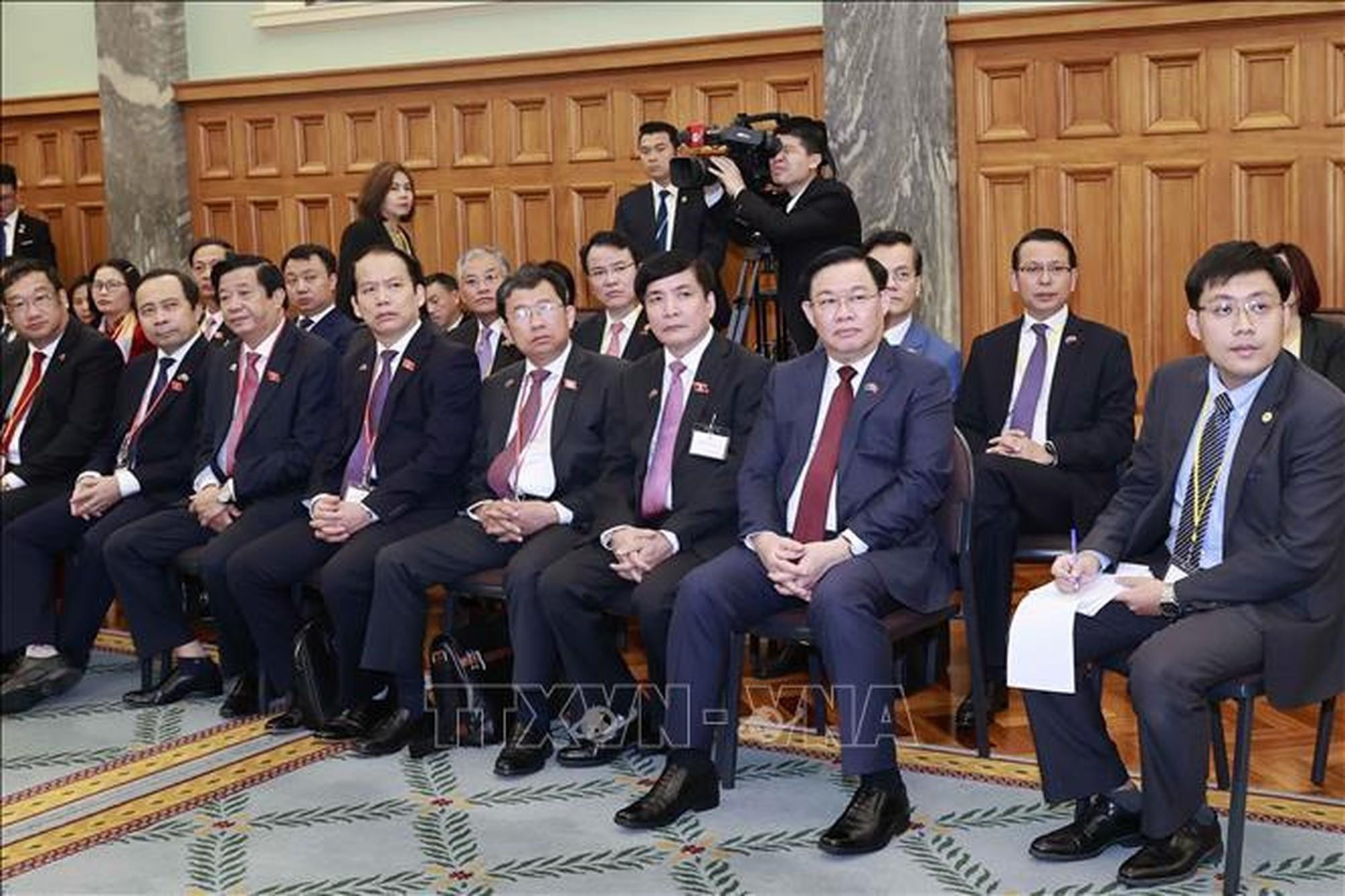 Vuong Dinh Hue y sus acompañantes.