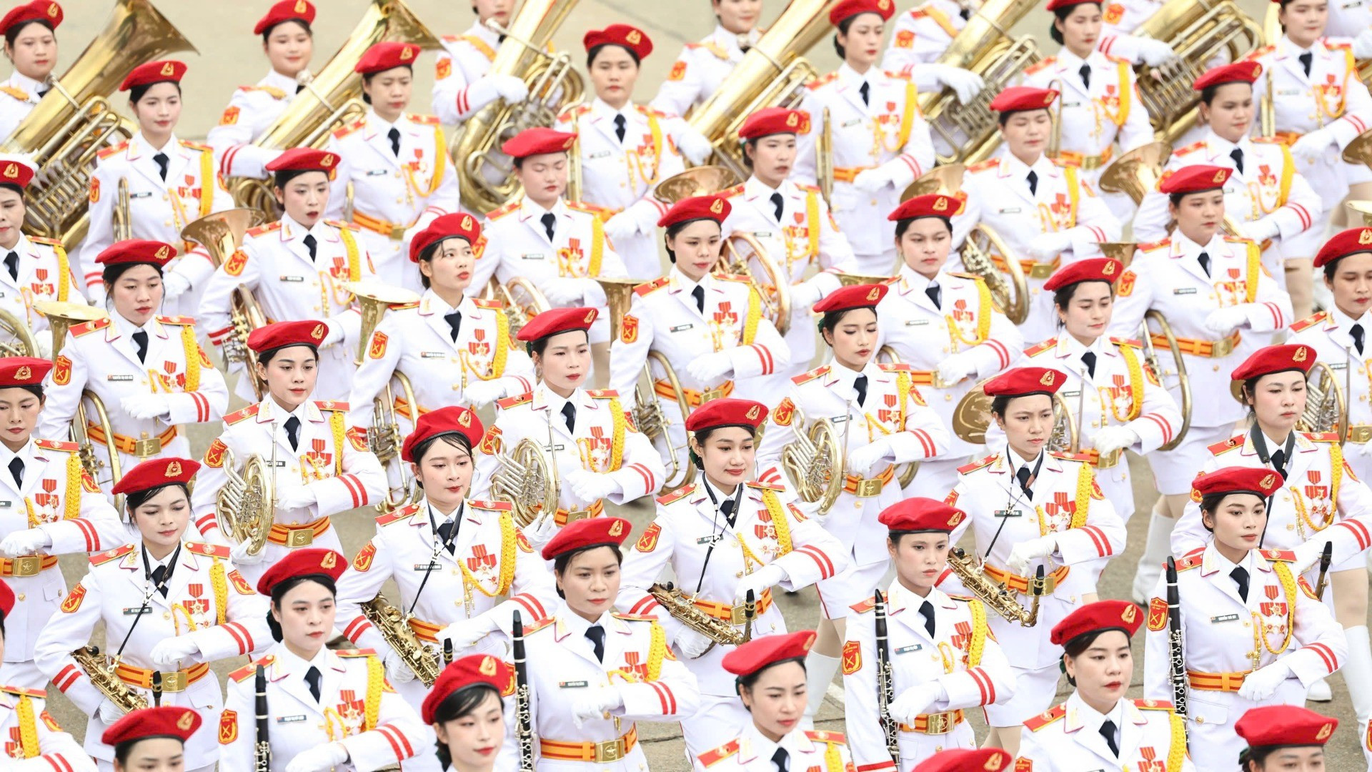 Bloque de mujeres que forman parte de la banda militar de música. Bloque de mujeres que forman parte de la banda militar de música.