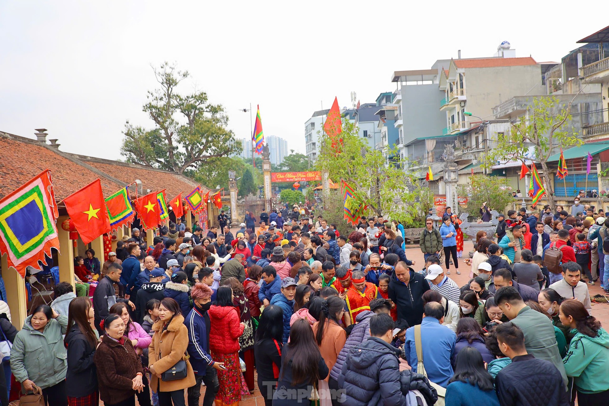 La casa comunal de la aldea se llena de gente ansiosa por seguir el certamen tradicional esta mañana del 8 de enero lunar.