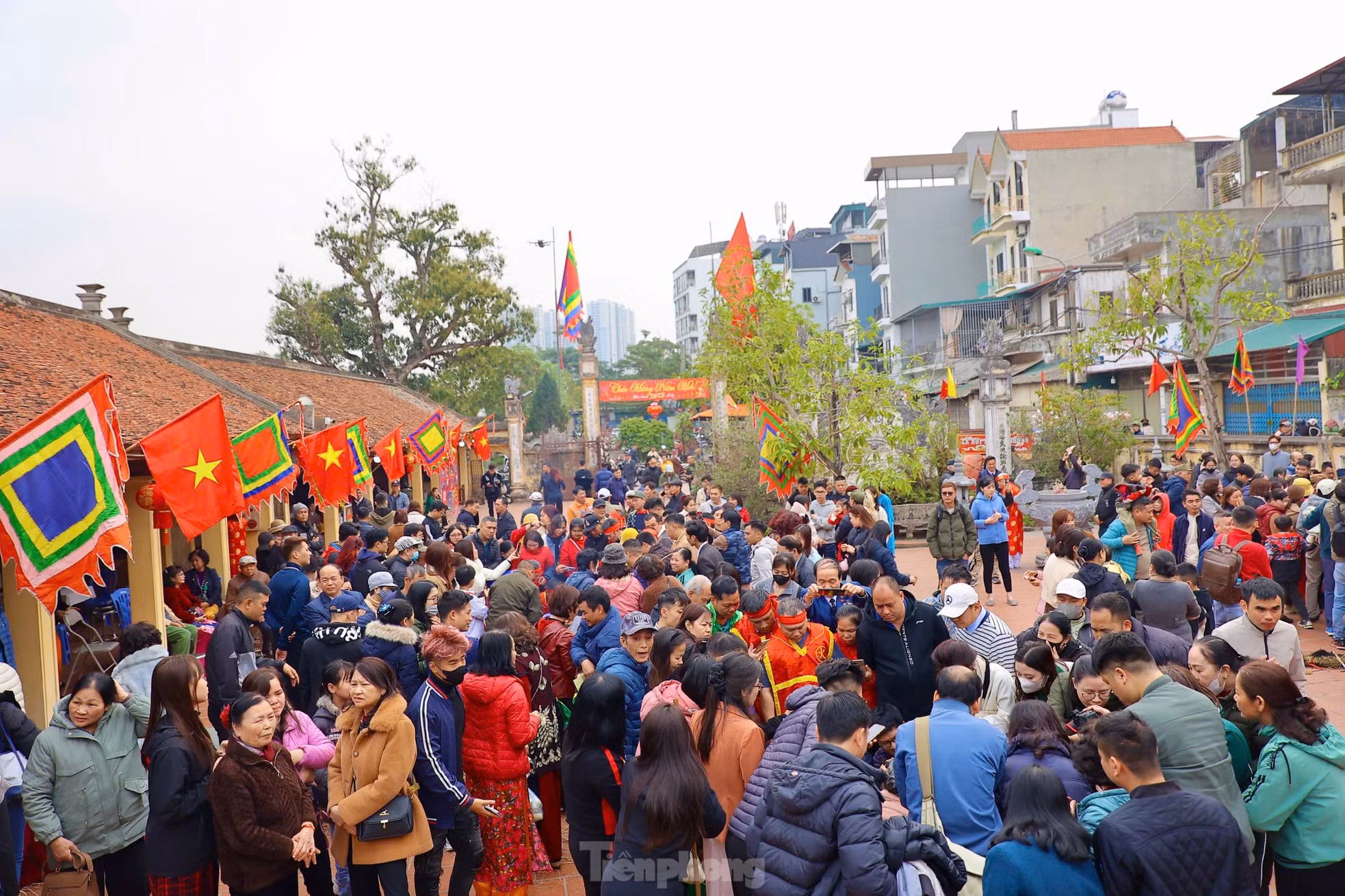 La casa comunal de la aldea se llena de gente ansiosa por seguir el certamen tradicional esta mañana del 8 de enero lunar.