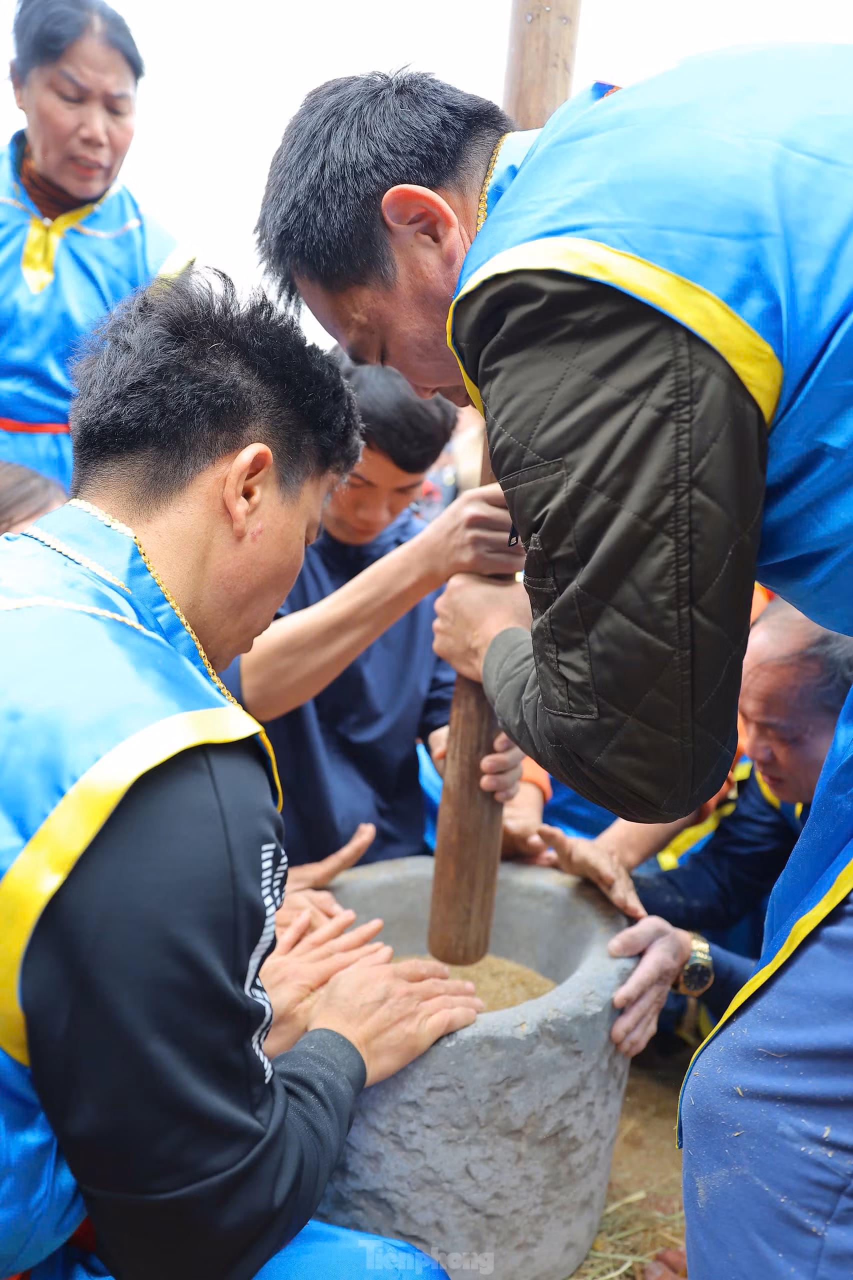 El grupo que primero haga fuego ganará esta ronda del concurso. Al mismo tiempo, otro participante compite en la recogida de agua del río Nhue para la cocción del arroz.