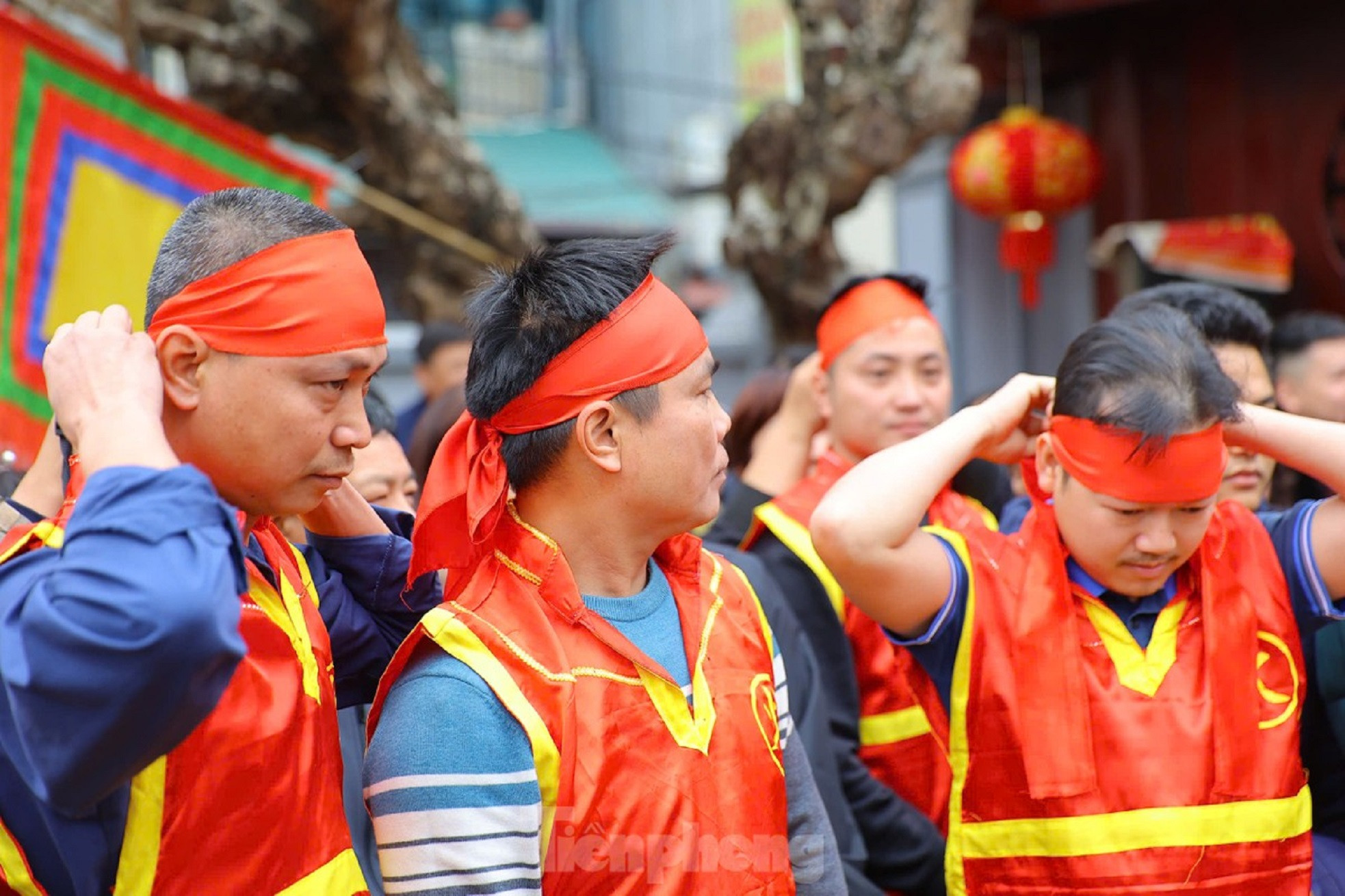 Tras vencer a los invasores, el jefe castrense se estableció con su esposa en Thi Cam, donde enseñaron a la gente oficios relacionados con la sericultura y la tejeduría. Tras su fallecimiento, fue venerado como dios tutelar de la aldea. En su honor, los habitantes de la aldea organizan cada 8 de enero lunar una festividad, en la que destaca una actividad inspirada en aquel concurso de cocina de arroz.