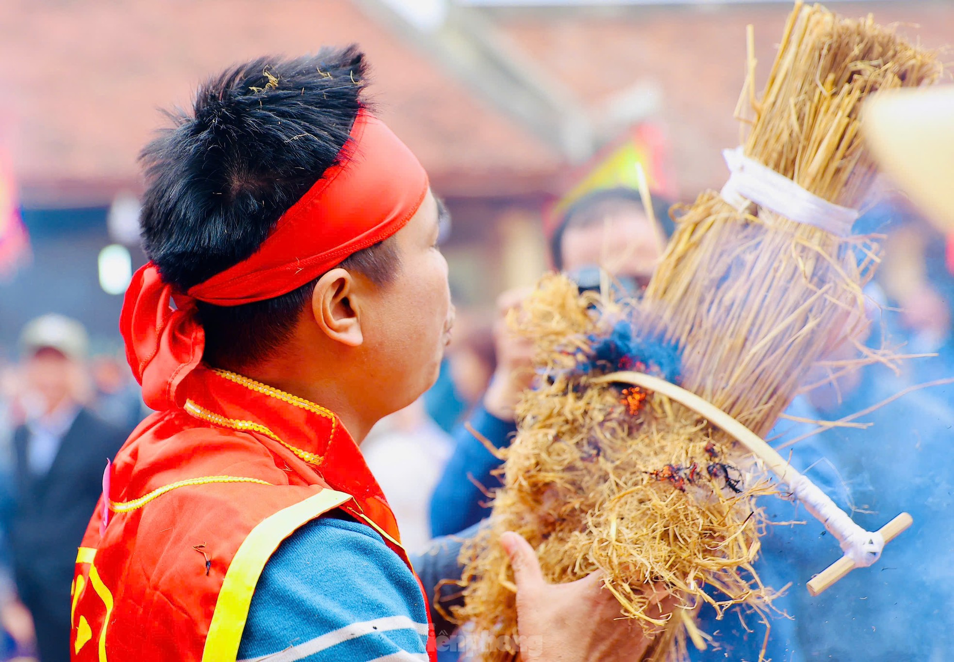 El festival empieza a las 11 en punto con el encendido del fuego. Cuatro miembros de cada grupo hacen fuego por fricción entre un palo y una pieza de bambú hasta conseguir una brasa con la que encender paja seca.