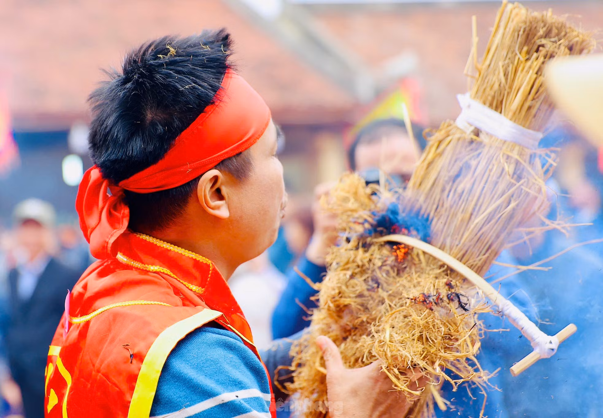 El festival empieza a las 11 en punto con el encendido del fuego. Cuatro miembros de cada grupo hacen fuego por fricción entre un palo y una pieza de bambú hasta conseguir una brasa con la que encender paja seca.