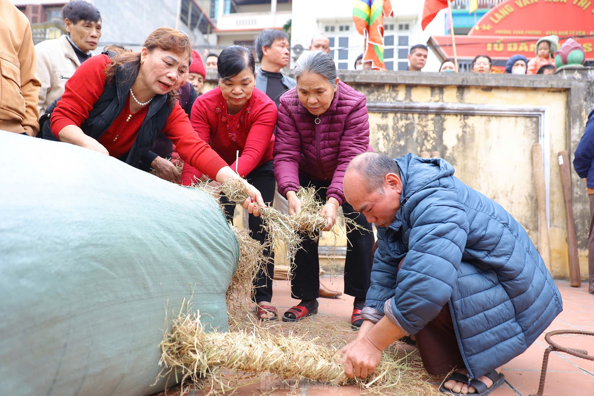Cuenta la leyenda que, bajo el reinado del XVIII rey de los Hung, legendarios fundadores de la nación, el general Phan Tay Nhac entrenó día y noche a los soldados para librar una batalla decisiva contra los invasores. Consciente de que los soldados no podrían marchar al frente si no comían lo suficiente, organizó un concurso de cocina de arroz para encontrar pronto un buen equipo de cocineros.