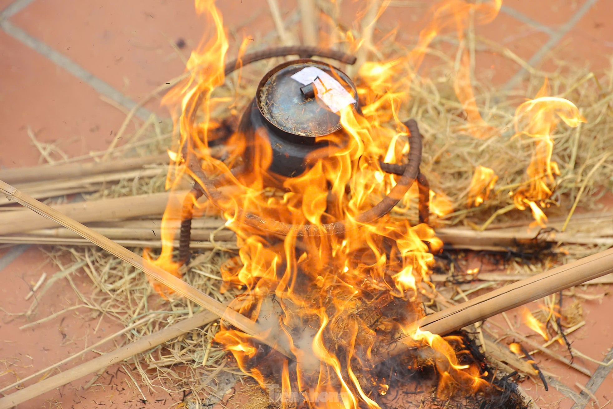Primero se hierve el agua y luego se echa el arroz. Todos los pasos se realizan con premura porque solo se permiten 30 minutos para encender el fuego y cocinar el arroz.