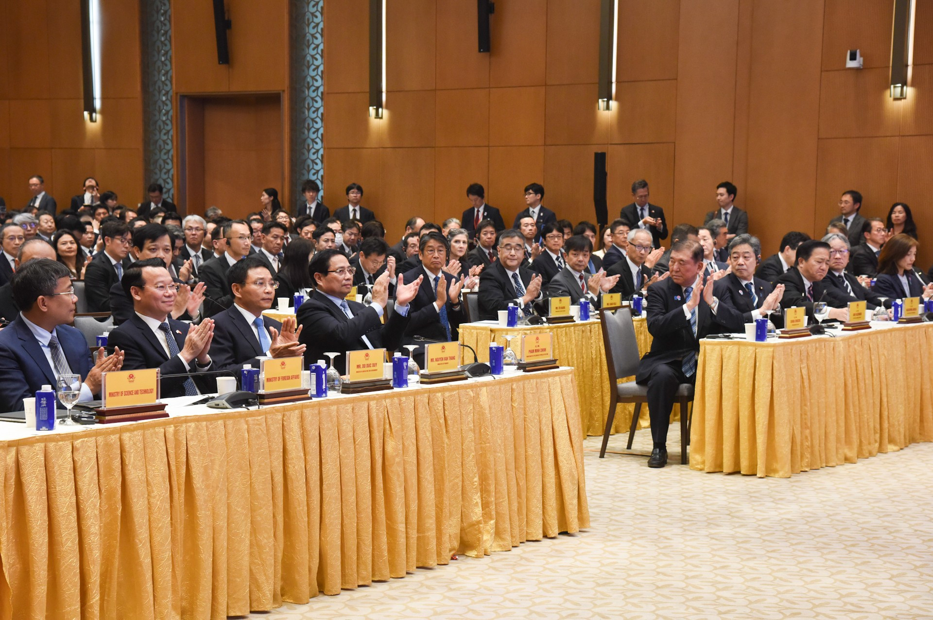 Los dos dirigentes y otros participantes en el foro. Los dos dirigentes y otros participantes en el foro.