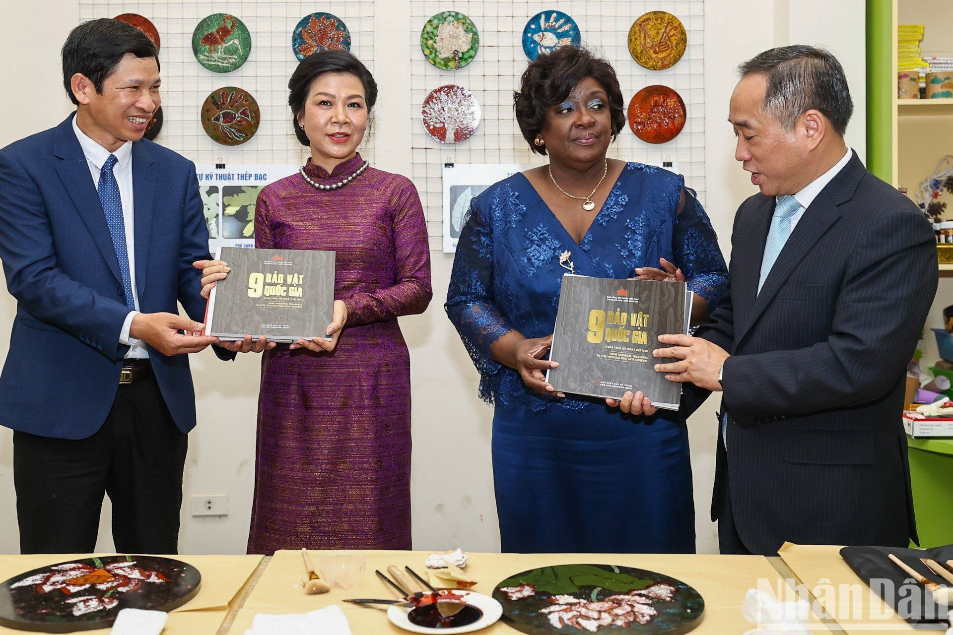 Representantes del Museo de Bellas Artes otorgan regalos de recuerdo a las damas. Representantes del Museo de Bellas Artes otorgan regalos de recuerdo a las damas.