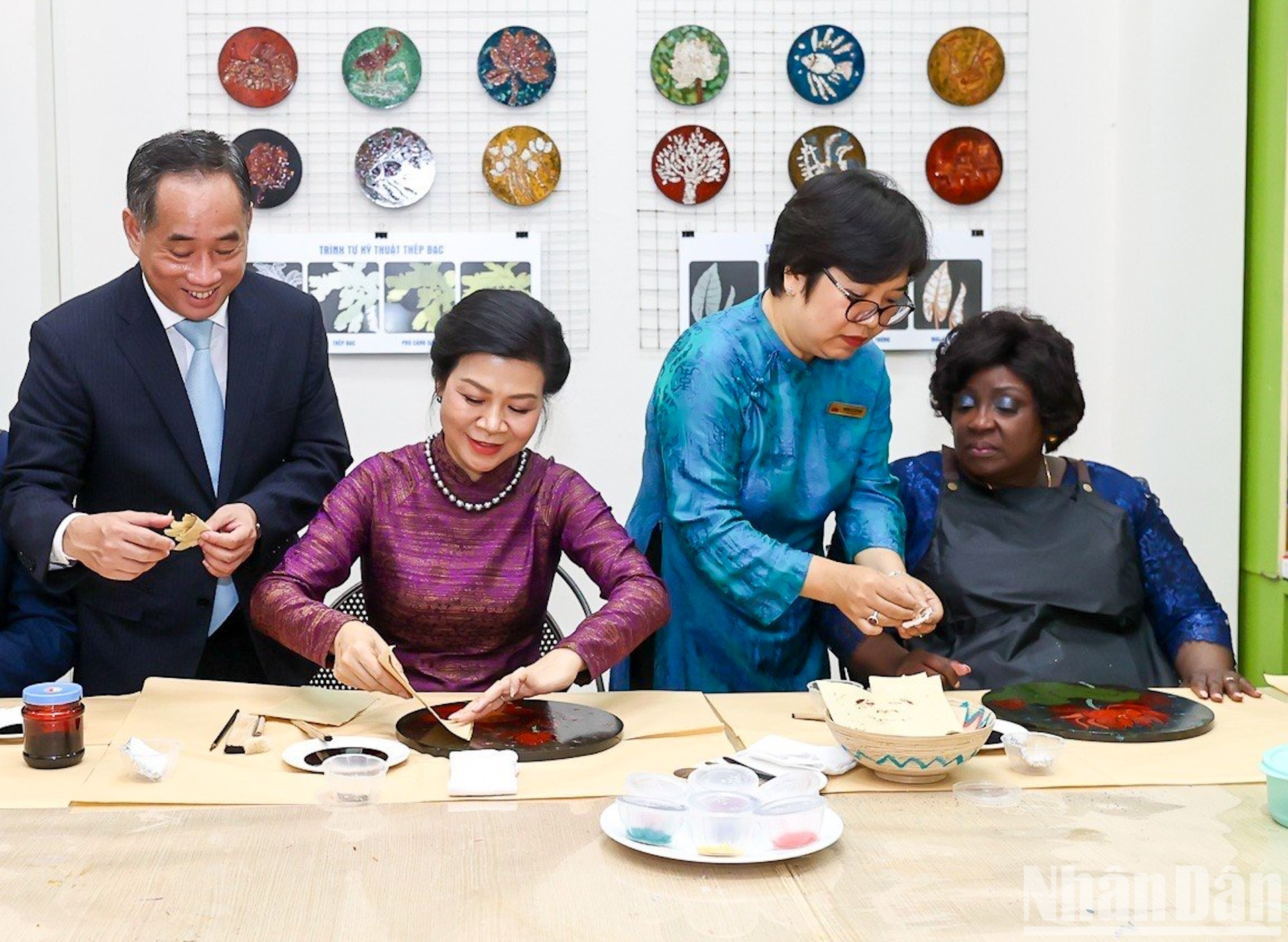 Las dos damas experimentan la técnica. Las dos damas experimentan la técnica.