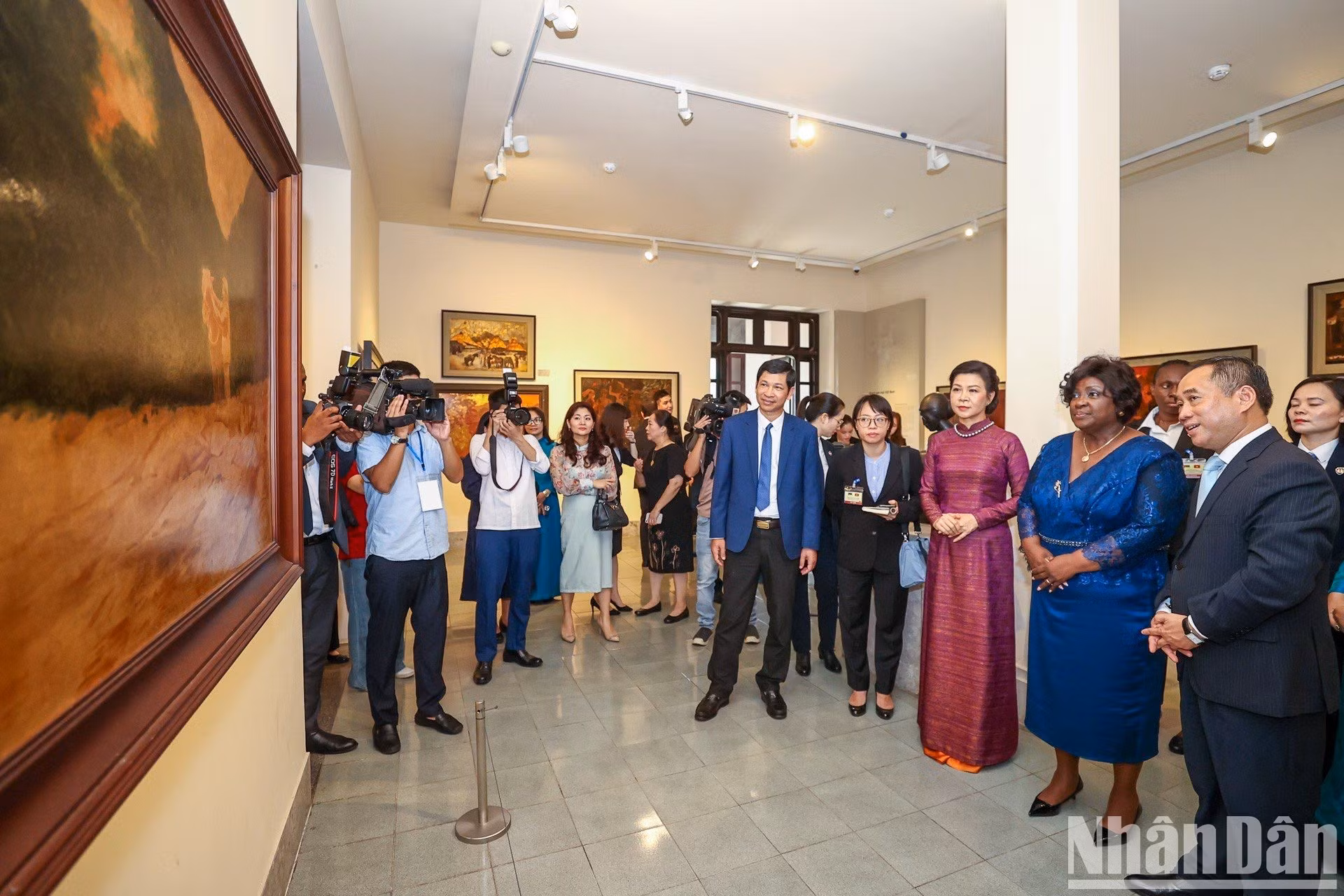 Las dos damas recorren el área de pinturas de laca en el Museo. Las dos damas recorren el área de pinturas de laca en el Museo.