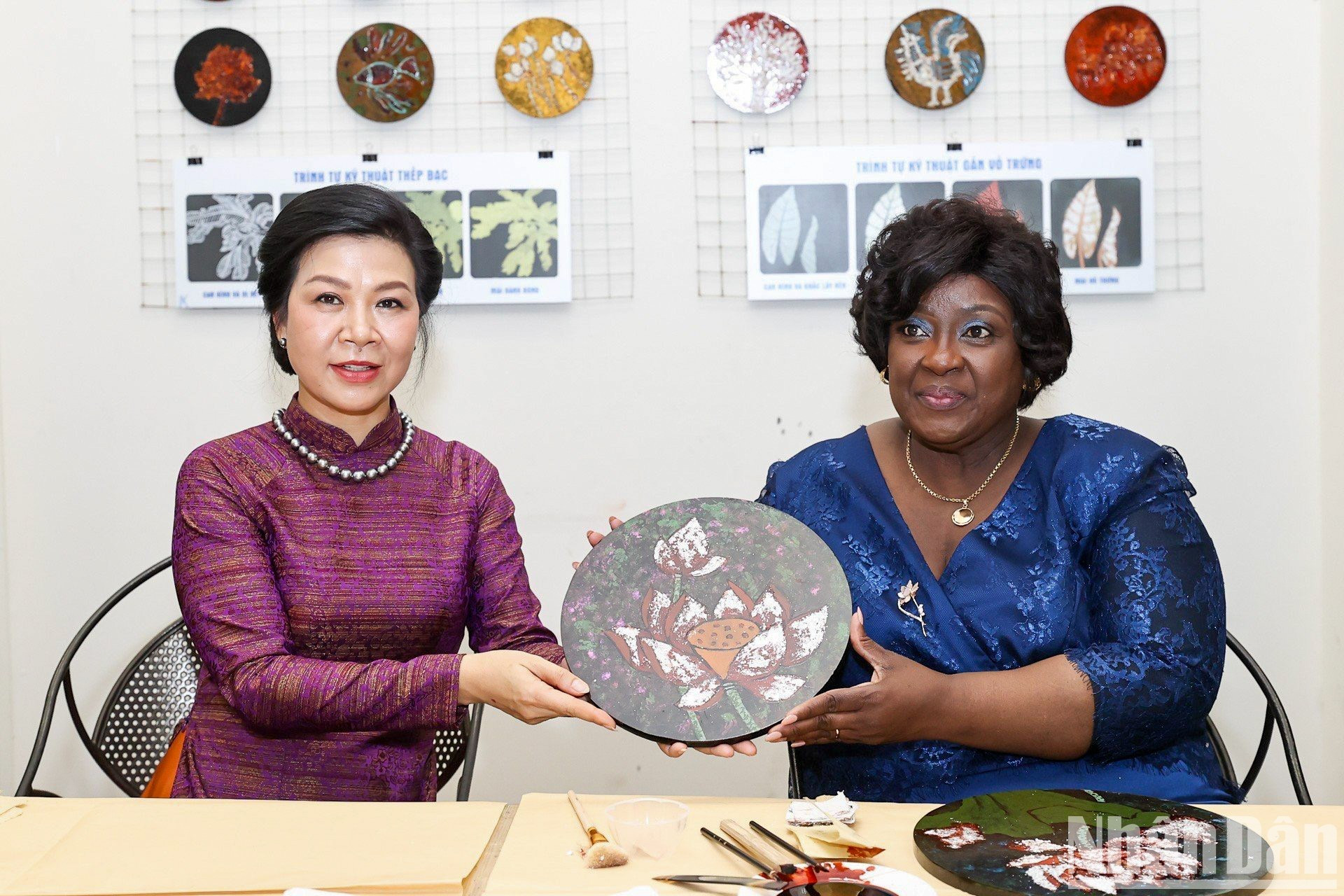 Phuong Ly entrega su producto final a la visitante como regalo de recuerdo. Phuong Ly entrega su producto final a la visitante como regalo de recuerdo.