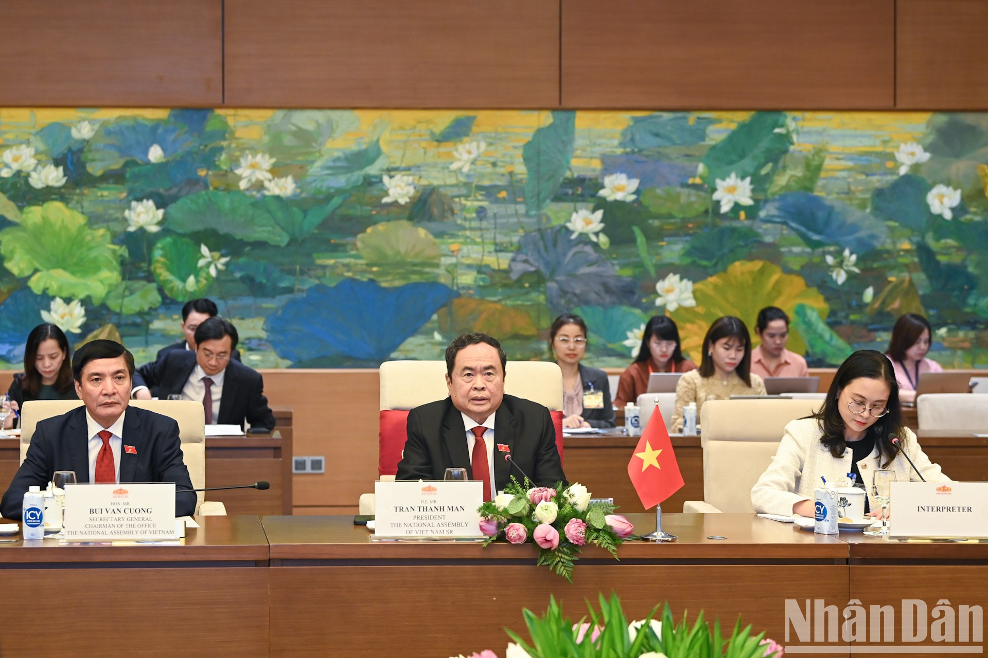 Thanh Man y funcionarios vietnamitas en la reunión. Thanh Man y funcionarios vietnamitas en la reunión.