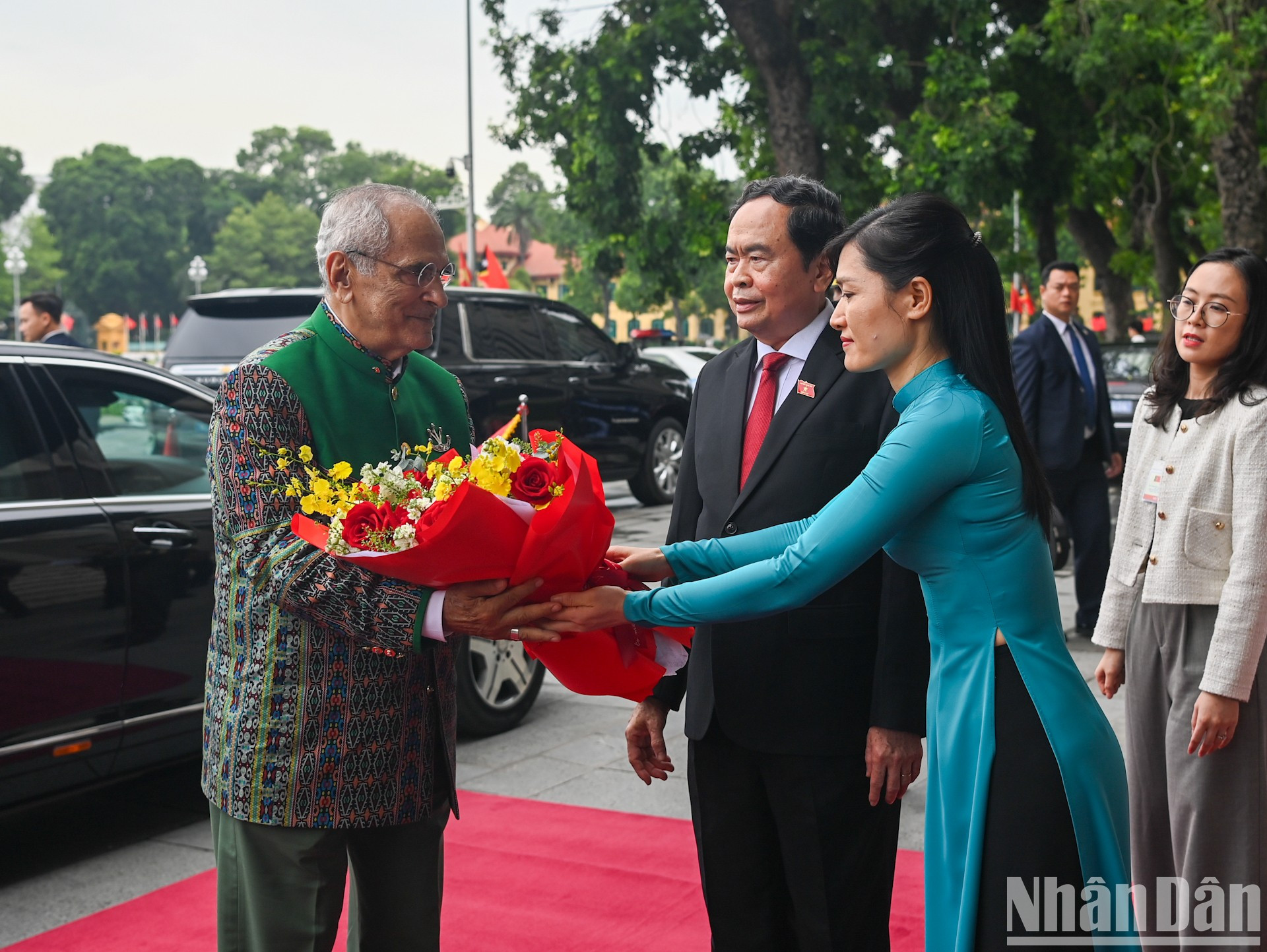 El dirigente timorense recibe flores de bienvenida de la Oficina de la Asamblea Nacional anfitriona. El dirigente timorense recibe flores de bienvenida de la Oficina de la Asamblea Nacional anfitriona.