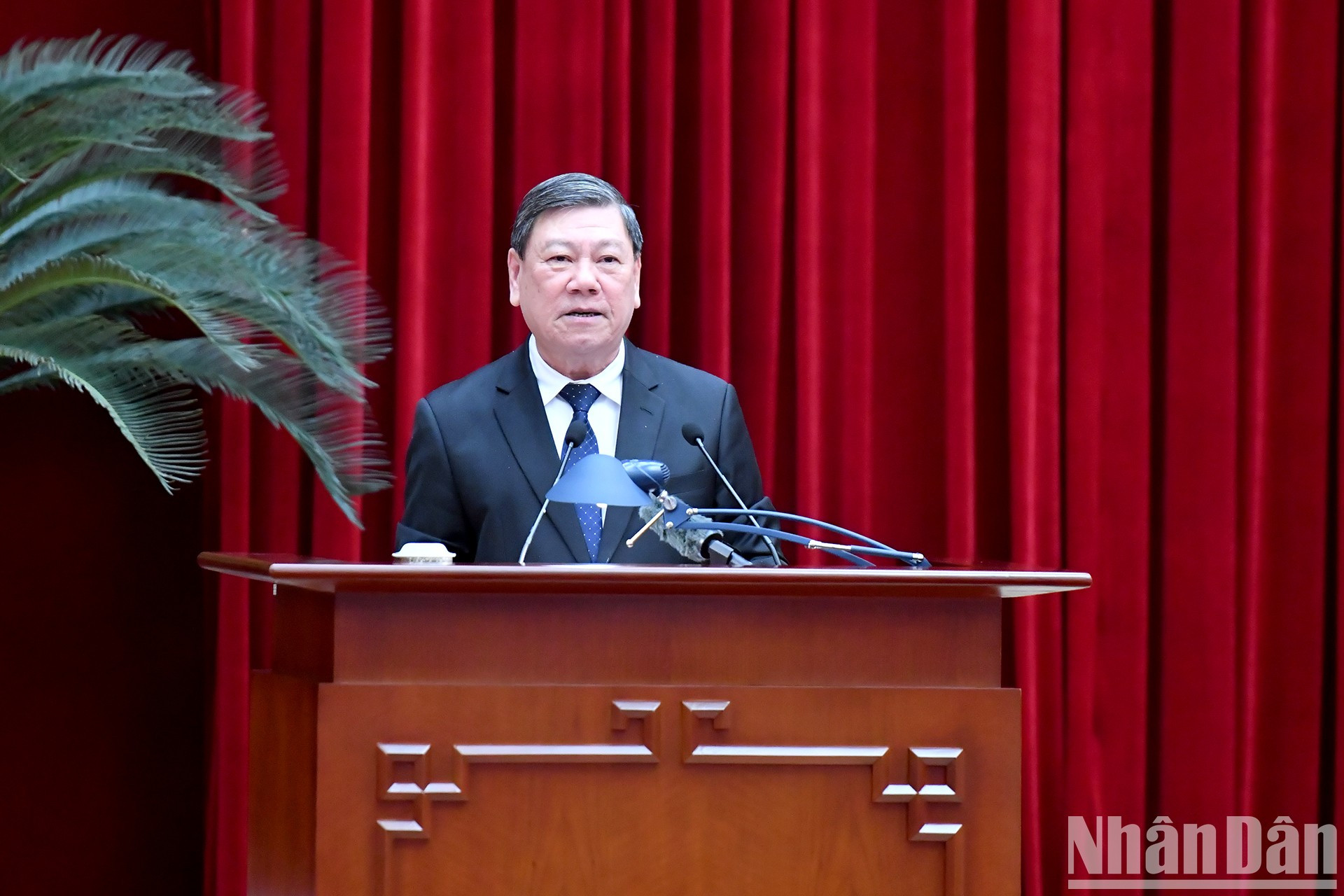 Tran Van Ron, miembro del Comité Central del Partido y subjefe permanente de su Comisión de Control Disciplinario, presenta un informe.