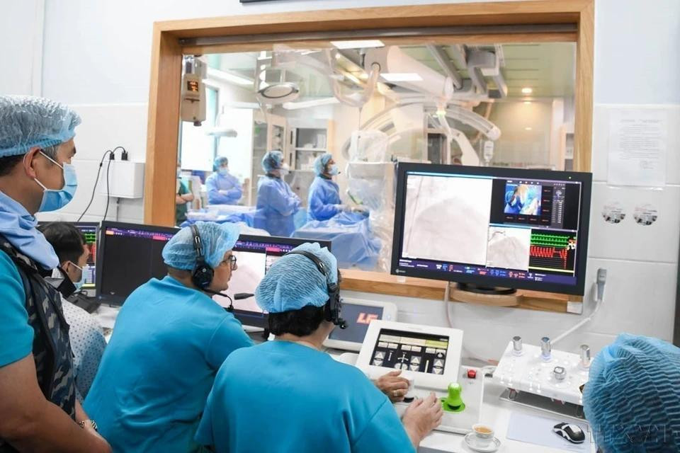 El Hospital de Accidente Cerebrovascular y Cardiología de la ciudad de Can Tho utiliza un robot para la intervención coronaria, convirtiendo a Vietnam en el primer país del Sudeste Asiático en poseer esta tecnología avanzada. El Hospital de Accidente Cerebrovascular y Cardiología de la ciudad de Can Tho utiliza un robot para la intervención coronaria, convirtiendo a Vietnam en el primer país del Sudeste Asiático en poseer esta tecnología avanzada.