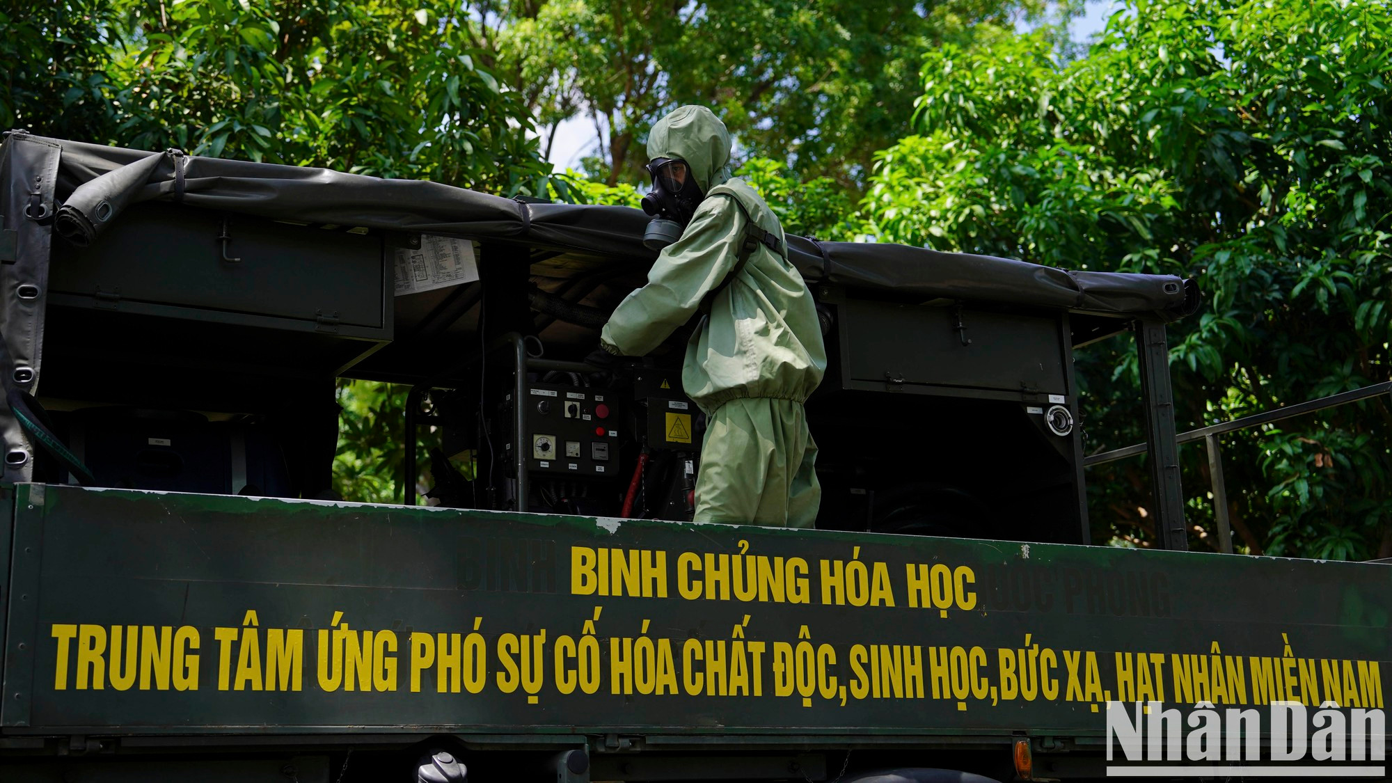 Con la ayuda de equipos modernos como los coches de reconocimiento ID-1 y D-1, los agentes pueden detectar y alertar con antelación de decenas de tipos de toxinas químicas, toxinas industriales, agentes biológicos y radioactivos. Con la ayuda de equipos modernos como los coches de reconocimiento ID-1 y D-1, los agentes pueden detectar y alertar con antelación de decenas de tipos de toxinas químicas, toxinas industriales, agentes biológicos y radioactivos.