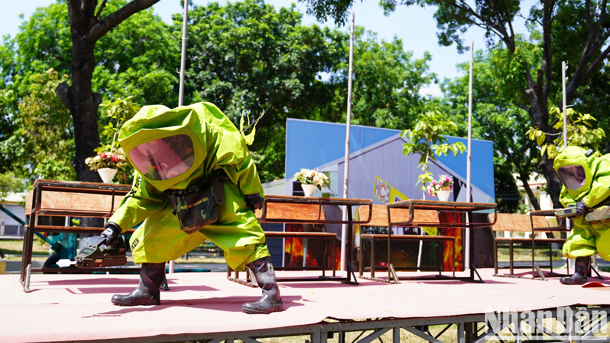 El coronel Nguyen Gia Thu, comandante del 87º Regimiento, compartió que los soldados deben dominar el uso de los equipos militares en condiciones complejas, entrenar su resistencia para llevar los equipos de protección durante largos periodos de tiempo y mejorar su valentía y estabilidad mental al enfrentarse a situaciones peligrosas. En particular, deben prestar atención a los ejercicios de coordinación con otros grupos para que la ejecución de las acciones sea rápida, precisa, sincrónica y eficaz. El coronel Nguyen Gia Thu, comandante del 87º Regimiento, compartió que los soldados deben dominar el uso de los equipos militares en condiciones complejas, entrenar su resistencia para llevar los equipos de protección durante largos periodos de tiempo y mejorar su valentía y estabilidad mental al enfrentarse a situaciones peligrosas. En particular, deben prestar atención a los ejercicios de coordinación con otros grupos para que la ejecución de las acciones sea rápida, precisa, sincrónica y eficaz.