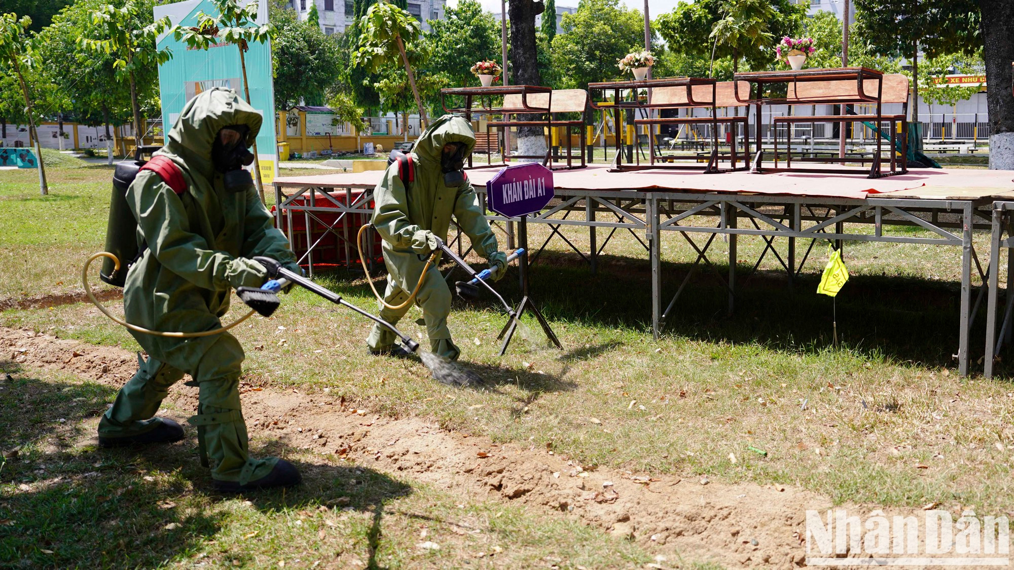Con el fin de diseñar planes de acción acordes con las prácticas, el regimiento se coordina estrechamente con unidades afines para llevar a cabo el estudio de campo en las principales áreas del desfile y otros eventos conmemorativos de la efeméride. Con el fin de diseñar planes de acción acordes con las prácticas, el regimiento se coordina estrechamente con unidades afines para llevar a cabo el estudio de campo en las principales áreas del desfile y otros eventos conmemorativos de la efeméride.