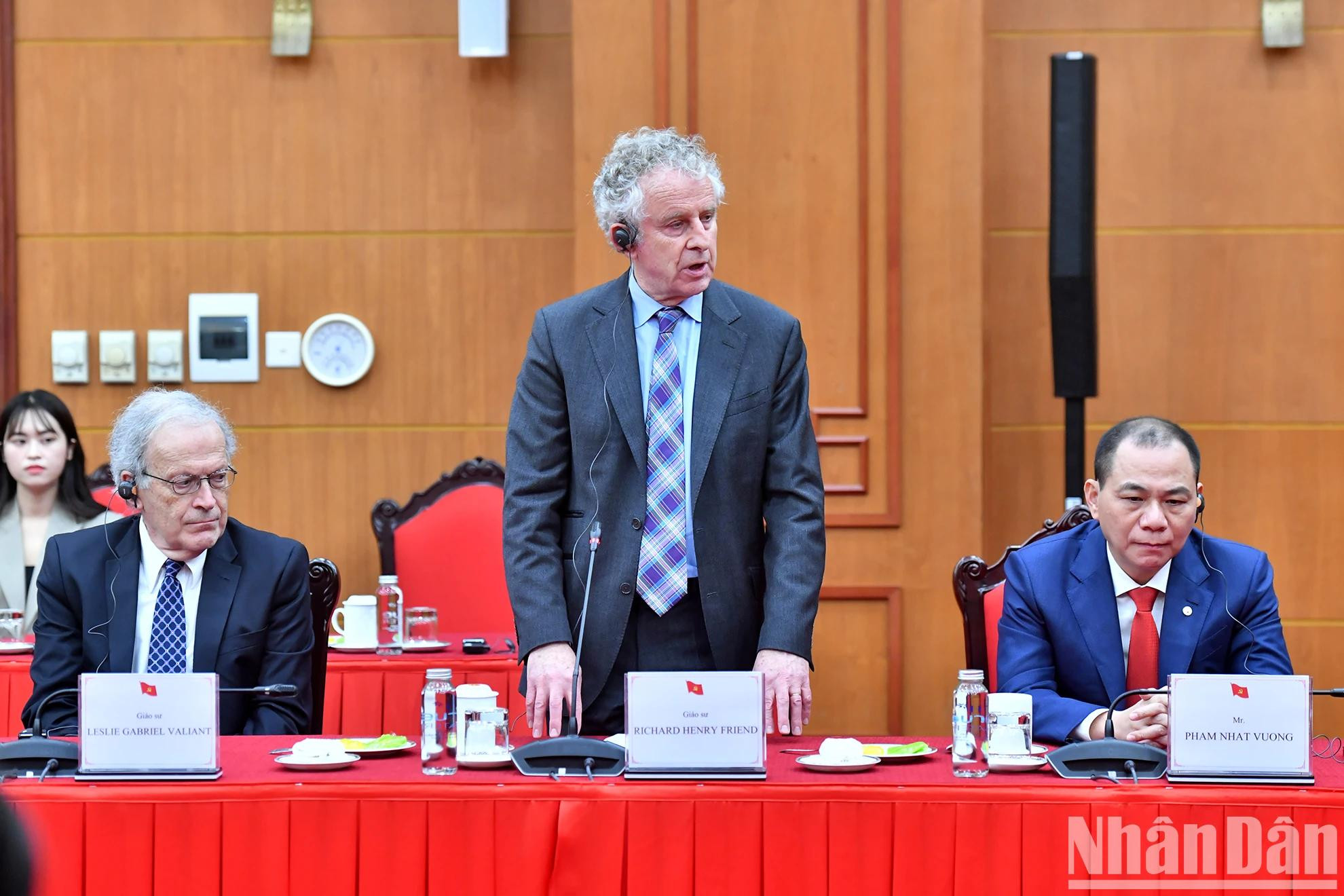 Miembros de la delegación intervienen en la reunión. Miembros de la delegación intervienen en la reunión.