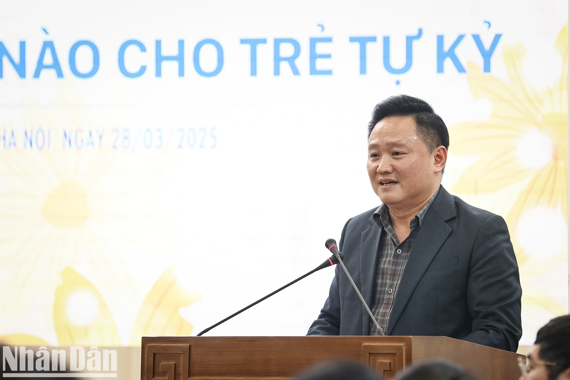 El redactor subjefe del periódico Phan Van Hung interviene en el conversatorio.