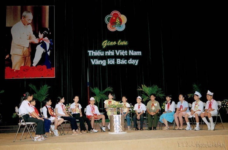 En el intercambio “Niños de Vietnam, siguiendo las enseñanzas del Tío Ho” en el sexto Congreso Nacional de Niños Buenos del Tío Ho (2005).