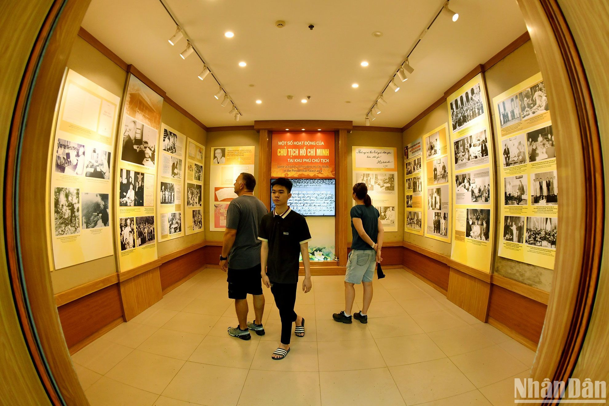 Los materiales relacionados con la vida y obra del Presidente Ho Chi Minh intrigan a los visitantes.