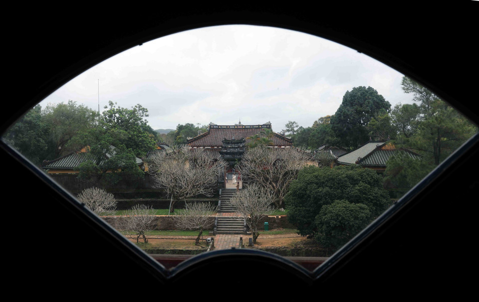 La tumba del rey Minh Mang (Hieu Lang), construida por el rey Thieu Tri de la dinastía Nguyen, está ubicada en la montaña de Cam Ke, aldea de An Bang, barrio de Long Ho, distrito de Phu Xuan, ciudad de Hue. Es una de las obras arquitectónicas más majestuosas y emblemáticas de la dinastía Nguyen y atrae a muchos turistas durante su recorrido por la urbe. La tumba del rey Minh Mang (Hieu Lang), construida por el rey Thieu Tri de la dinastía Nguyen, está ubicada en la montaña de Cam Ke, aldea de An Bang, barrio de Long Ho, distrito de Phu Xuan, ciudad de Hue. Es una de las obras arquitectónicas más majestuosas y emblemáticas de la dinastía Nguyen y atrae a muchos turistas durante su recorrido por la urbe.