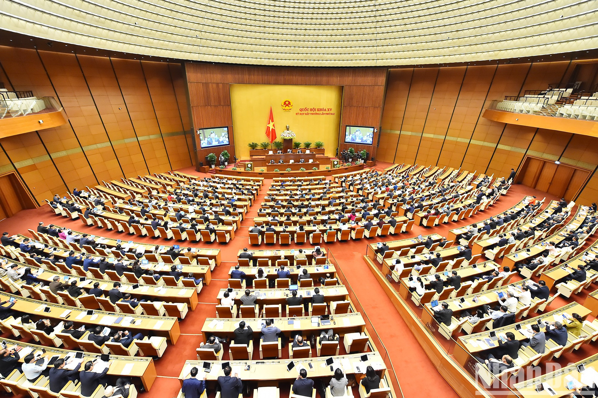 Panorama de la sesión matutina del día 7, en la sala de reuniones de Dien Hong, de la Casa Parlamentaria.