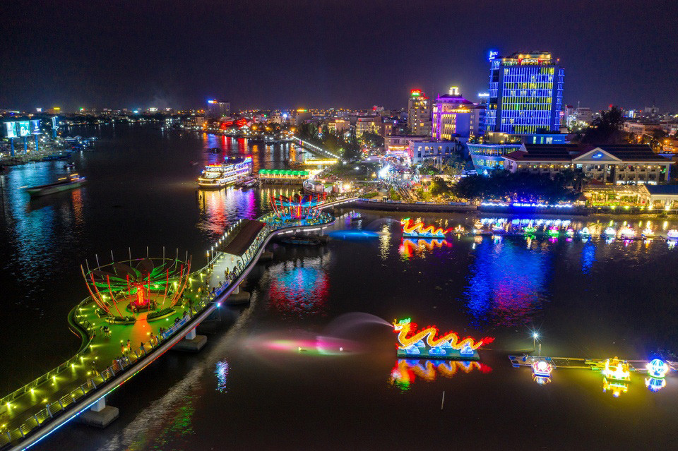 El muelle de Ninh Kieu. Esta área metropolitana cuenta con embarcaderos turísticos, puentes peatonales, restaurantes y hoteles de clase. El muelle de Ninh Kieu. Esta área metropolitana cuenta con embarcaderos turísticos, puentes peatonales, restaurantes y hoteles de clase.