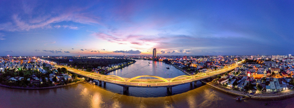 El puente de Quang Trung, en servicio desde finales de 2020, enlaza los distritos de Ninh Kieu y Cai Rang. Además de cumplir la conexión de tráfico, ayuda a conformar el espacio urbano de la ciudad. El puente de Quang Trung, en servicio desde finales de 2020, enlaza los distritos de Ninh Kieu y Cai Rang. Además de cumplir la conexión de tráfico, ayuda a conformar el espacio urbano de la ciudad.
