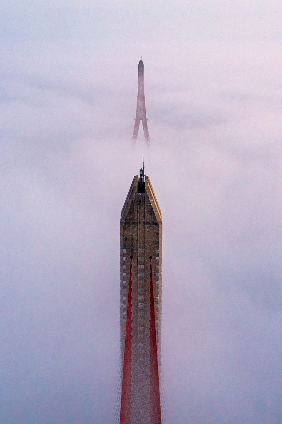 Quienes contemplan estos momentos se sorprenden de que en un territorio del delta del río Mekong puede haber niebla, fenómeno popular en las tierras altas como la ciudad altiplana de Da Lat y las provincias montañosas del Norte. Quienes contemplan estos momentos se sorprenden de que en un territorio del delta del río Mekong puede haber niebla, fenómeno popular en las tierras altas como la ciudad altiplana de Da Lat y las provincias montañosas del Norte.