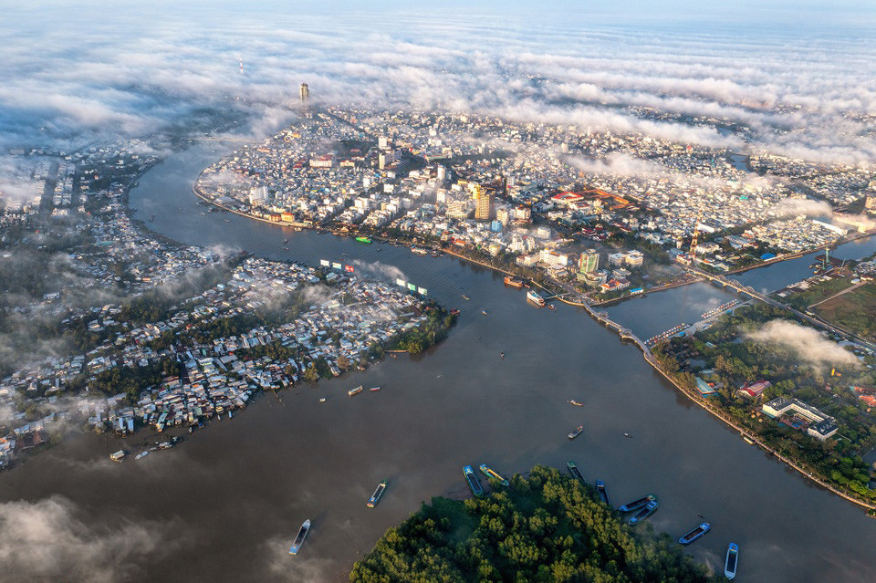 El distrito de Ninh Kieu en la niebla. Abrazada por afluentes del río Hau, esta zona posee alta humedad y tiempo fresco a primeras horas de la mañana. El distrito de Ninh Kieu en la niebla. Abrazada por afluentes del río Hau, esta zona posee alta humedad y tiempo fresco a primeras horas de la mañana.