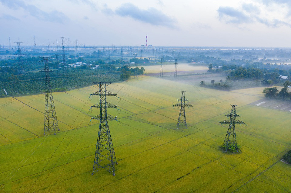 . Campos de cultivo y torres eléctricas en el distrito de O Mon. A lo lejos está la central térmica de igual nombre. . Campos de cultivo y torres eléctricas en el distrito de O Mon. A lo lejos está la central térmica de igual nombre.