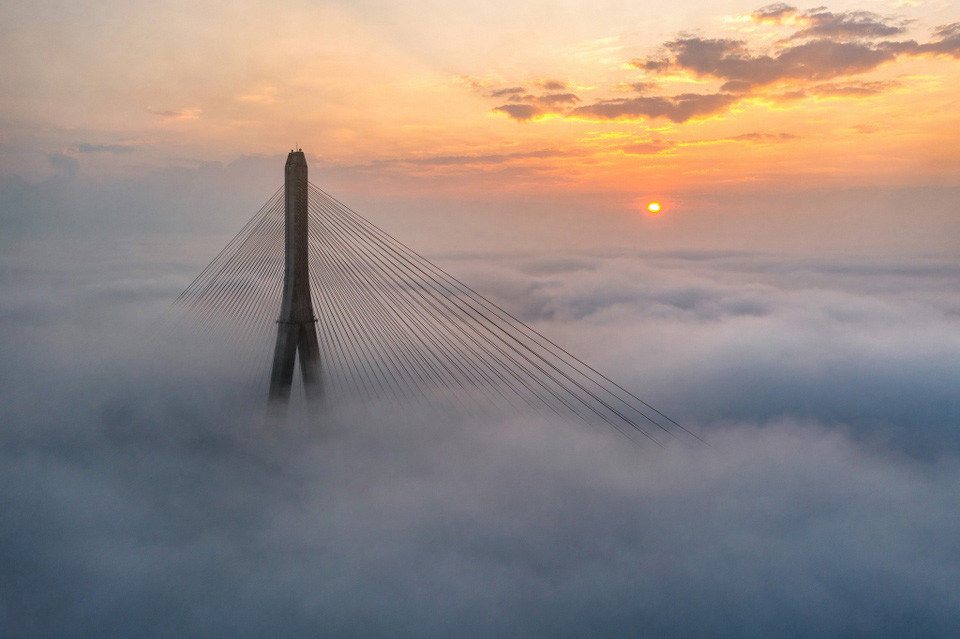 El puente de Can Tho, que conecta el centro de la ciudad y el pueblo de Binh Minh de la provincia de Vinh Long. El puente de Can Tho, que conecta el centro de la ciudad y el pueblo de Binh Minh de la provincia de Vinh Long.