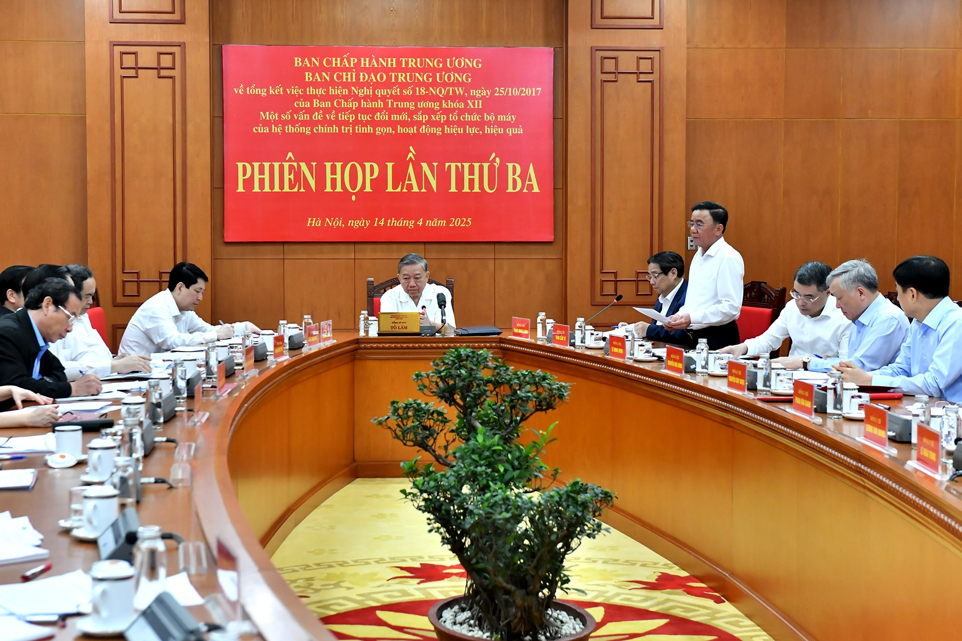 El miembro del Buró Político y permanente del Secretariado del Comité Central del PCV, Tran Cam Tu.