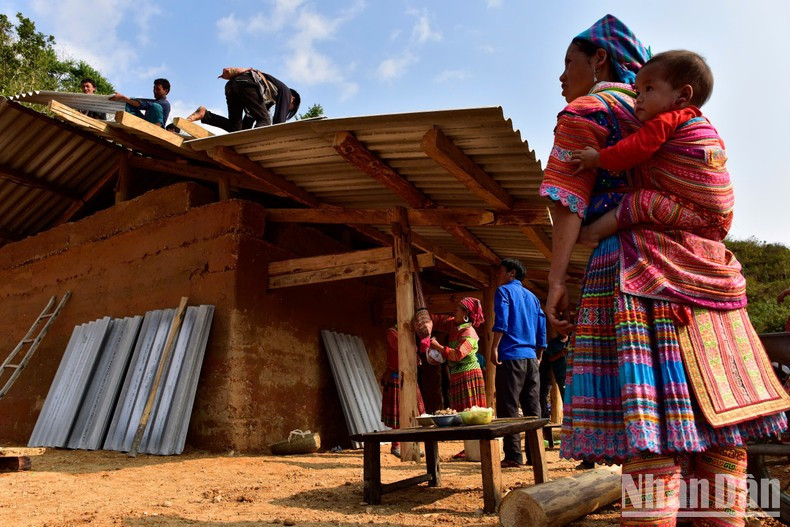 Toda la aldea se une a la construcción de casas para cada familia.