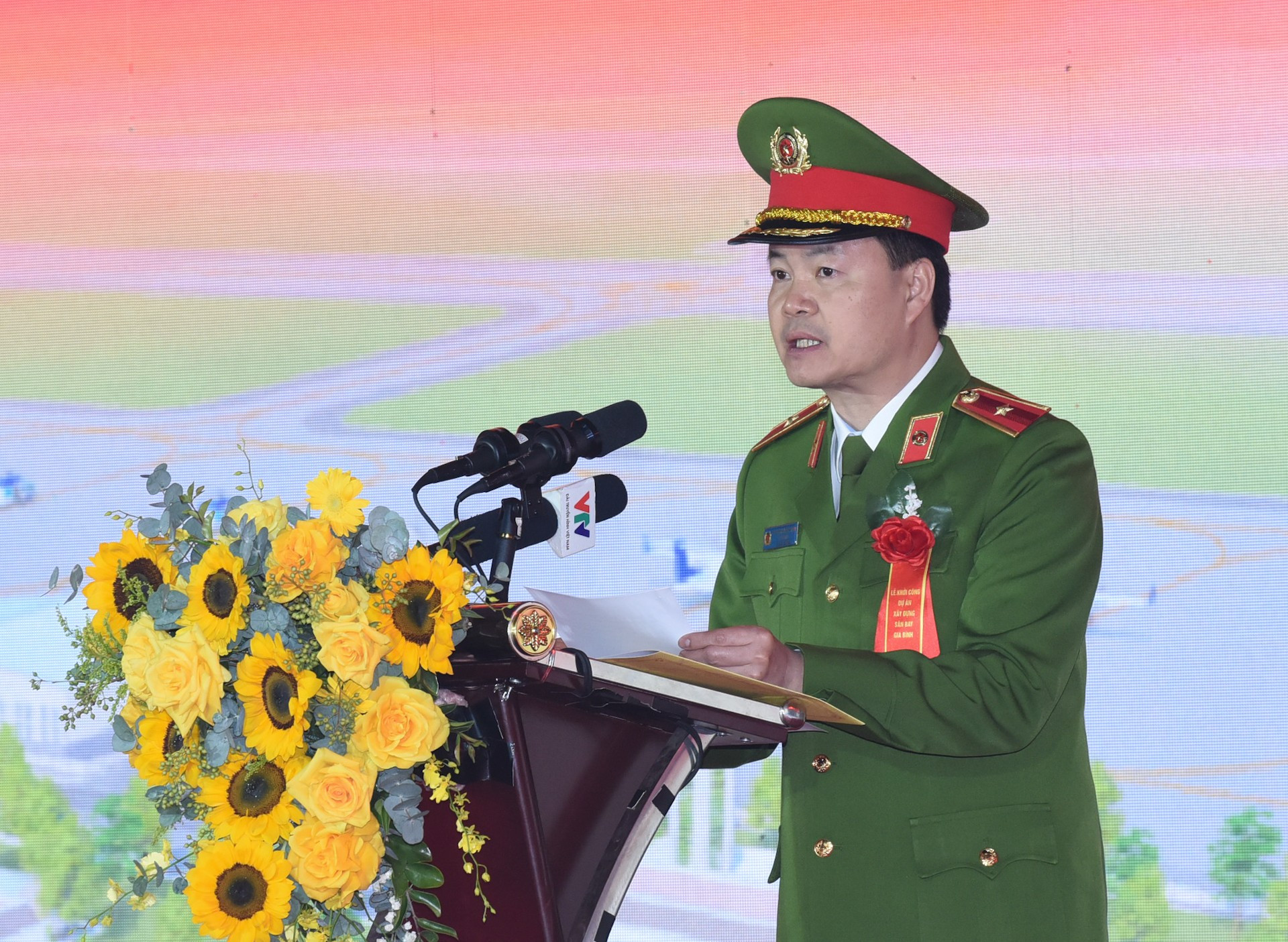 El general de brigada Nguyen Ngoc Van, comandante de la Policía Móvil del Ministerio de Seguridad Pública, presenta un informe. El general de brigada Nguyen Ngoc Van, comandante de la Policía Móvil del Ministerio de Seguridad Pública, presenta un informe.
