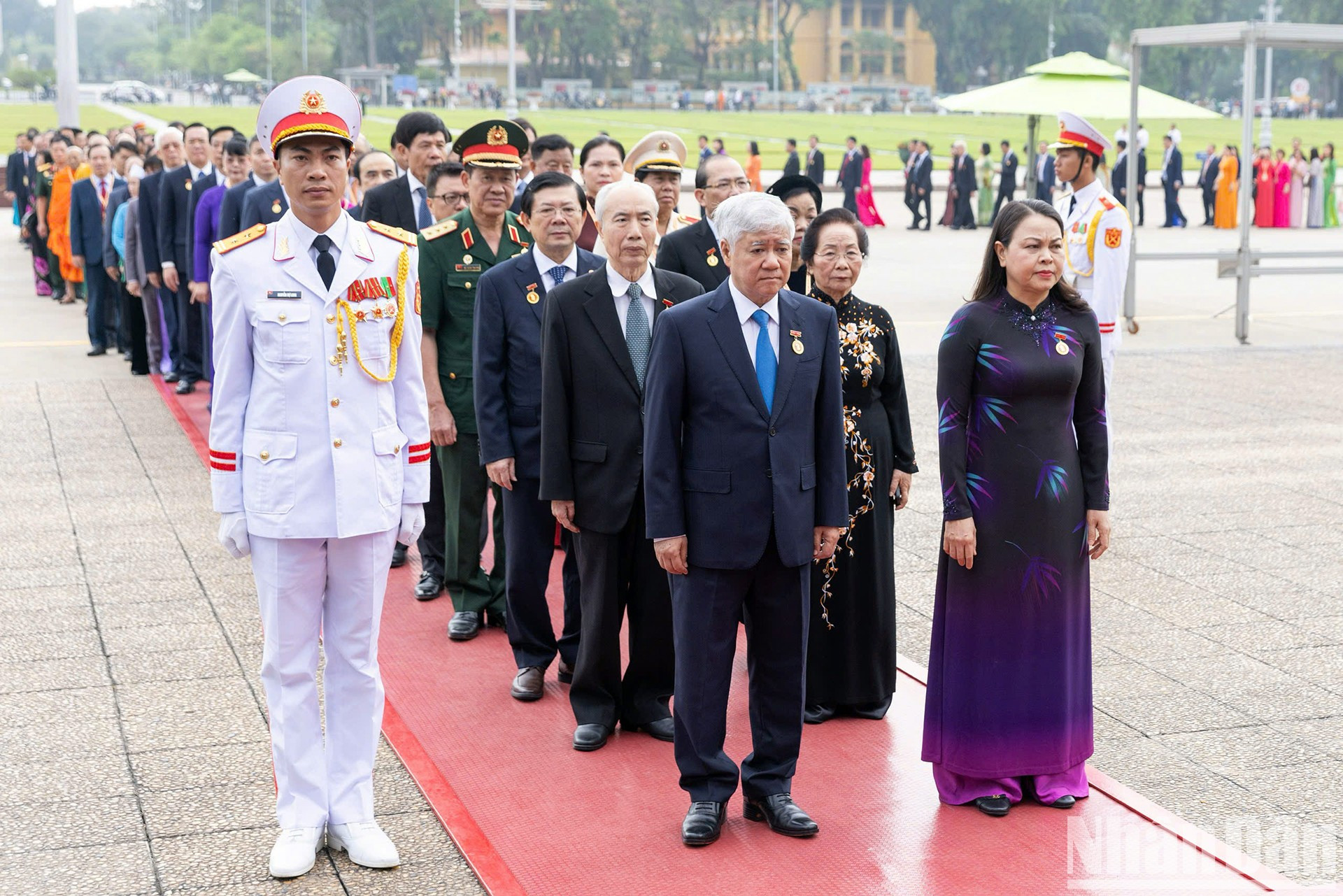 El presidente del Comité Central del Frente de la Patria de Vietnam, Do Van Chien, y otros delegados al Congreso, rinden homenaje al líder de la nación.