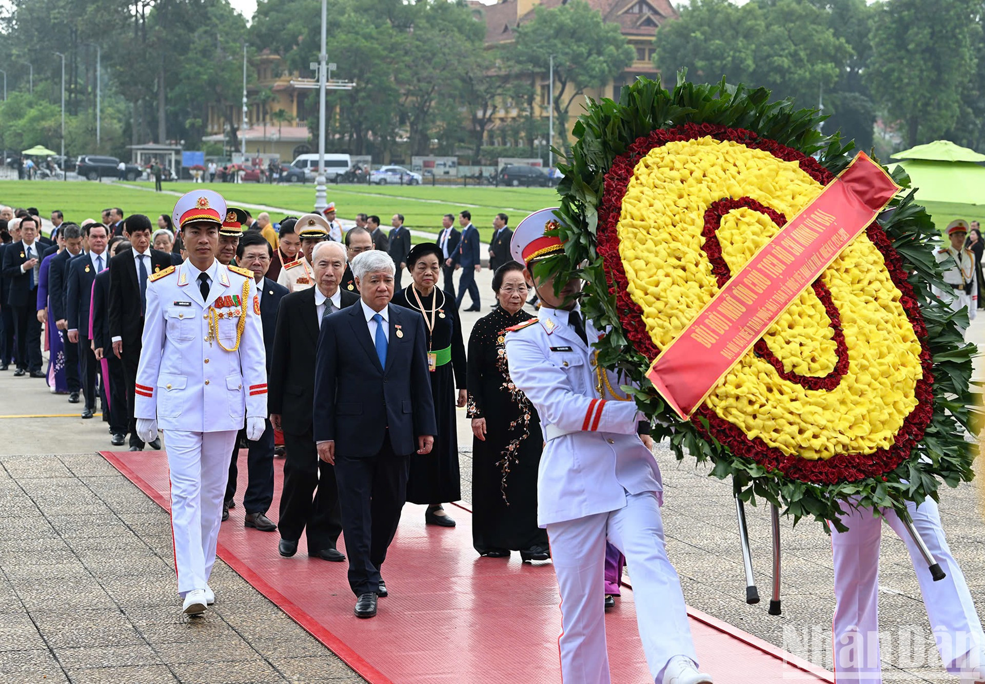 La corona de flores lleva escrita la frase: “Infinito agradecimiento al gran Presidente Ho Chi Minh”.