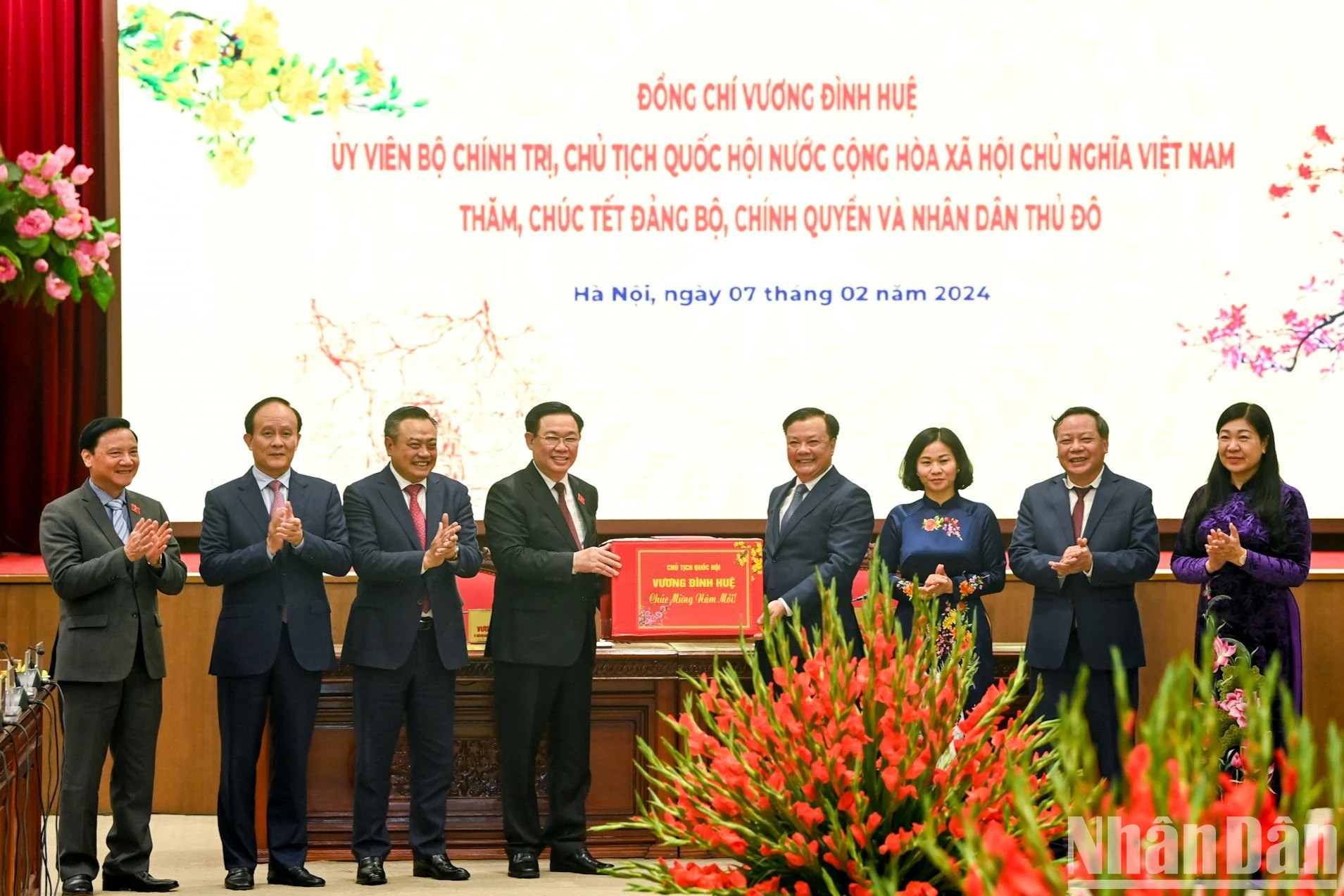 El dirigente entrega un obsequio por el Tet a la capital. El dirigente entrega un obsequio por el Tet a la capital.