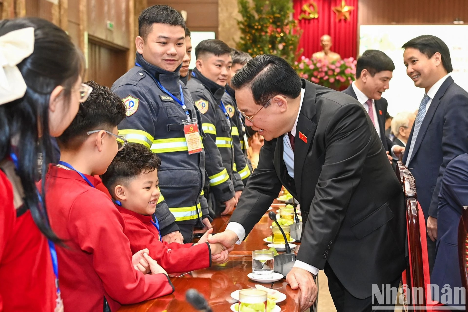El jefe del Legislativo y niños capitalinos. El jefe del Legislativo y niños capitalinos.