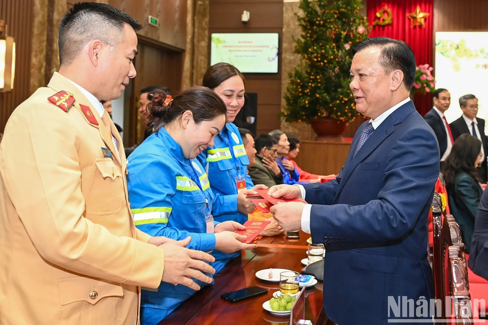 El secretario del Comité del Partido en Hanói, Dinh Tien Dung, ofrece dinero de suerte a trabajadores y miembros de las fuerzas armadas estacionadas en la capital. El secretario del Comité del Partido en Hanói, Dinh Tien Dung, ofrece dinero de suerte a trabajadores y miembros de las fuerzas armadas estacionadas en la capital.