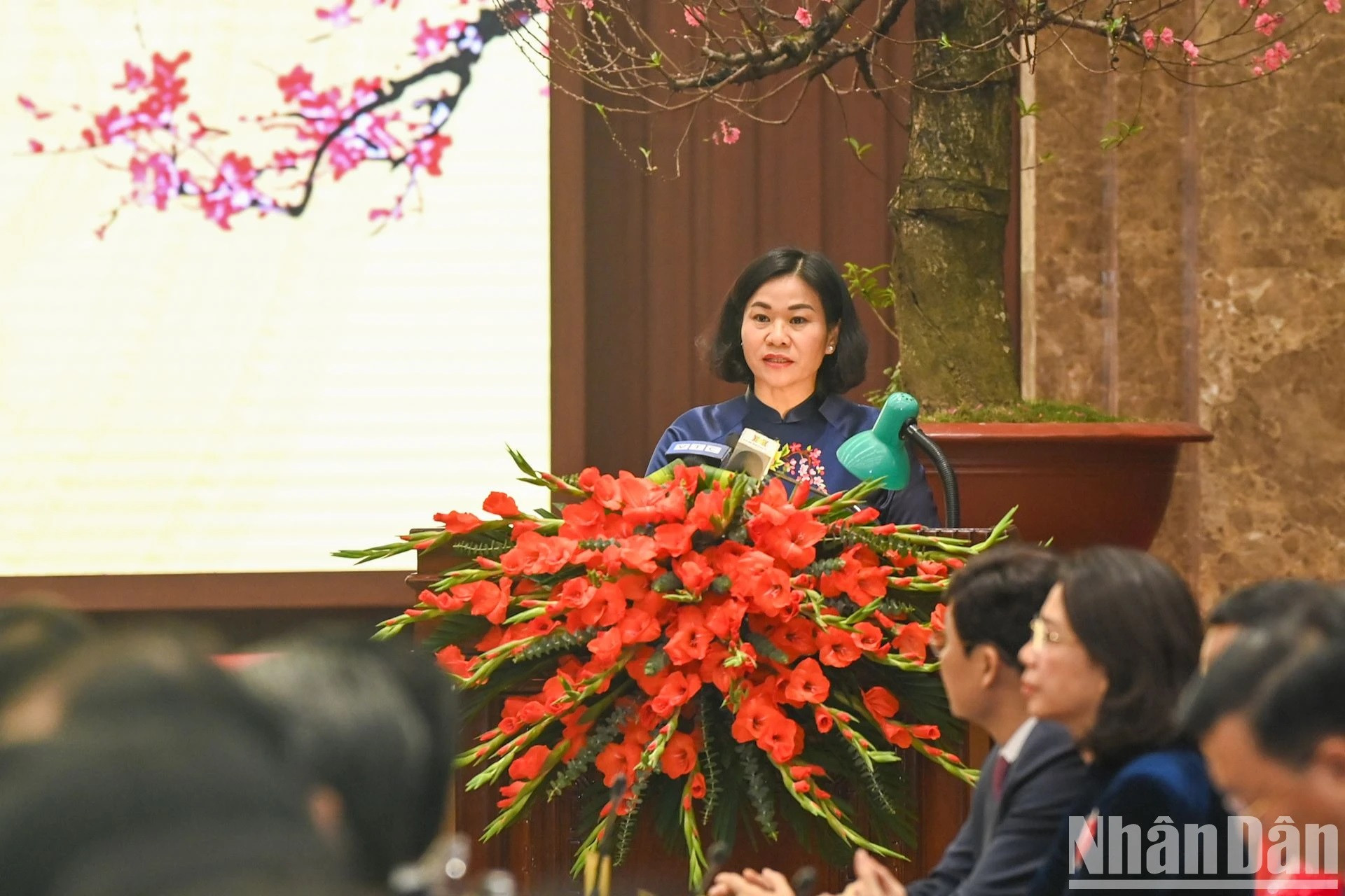 La vicesecretaria permanente del Comité del Partido en Hanói, Nguyen Thi Tuyen, presenta un informe. La vicesecretaria permanente del Comité del Partido en Hanói, Nguyen Thi Tuyen, presenta un informe.