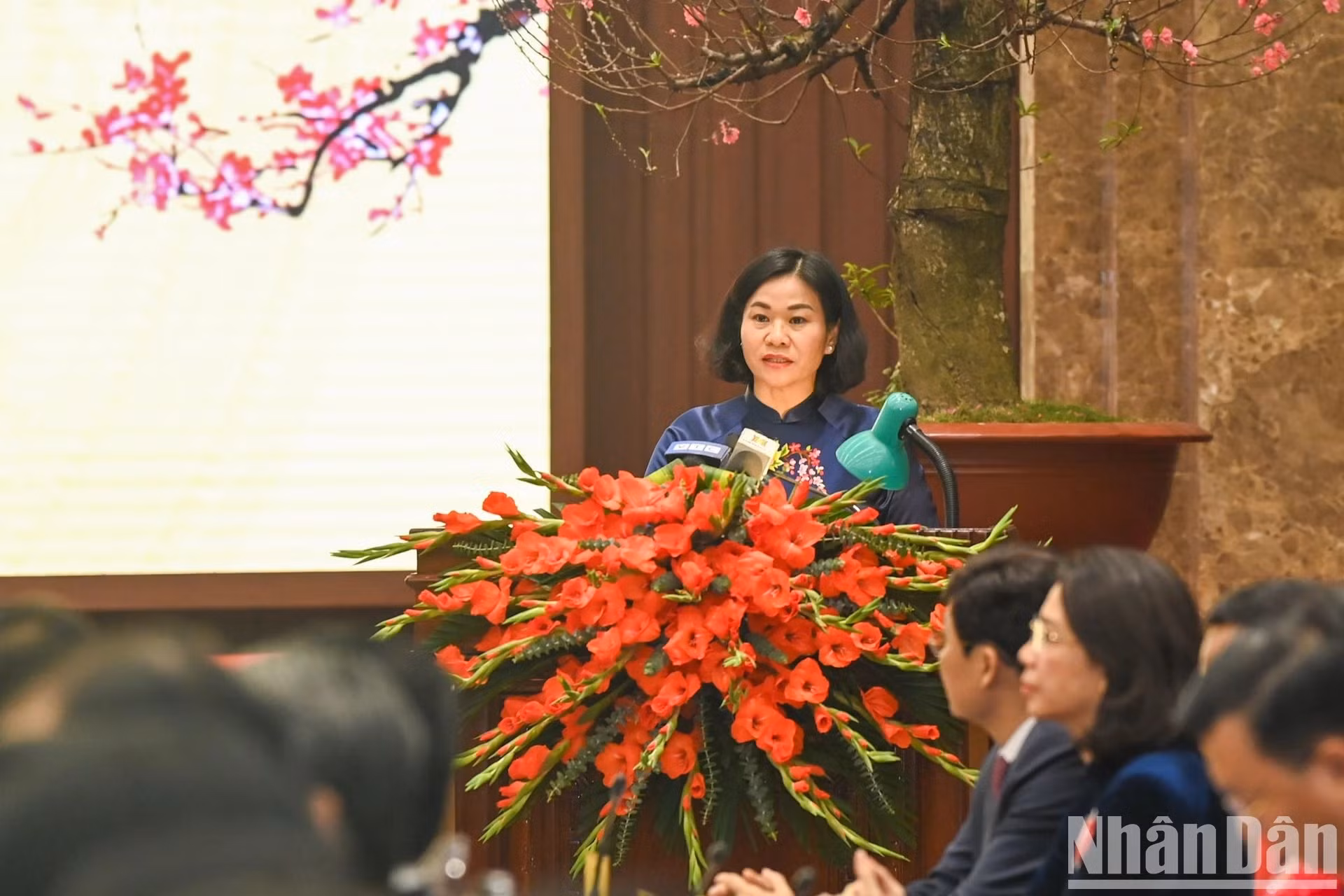 La vicesecretaria permanente del Comité del Partido en Hanói, Nguyen Thi Tuyen, presenta un informe.