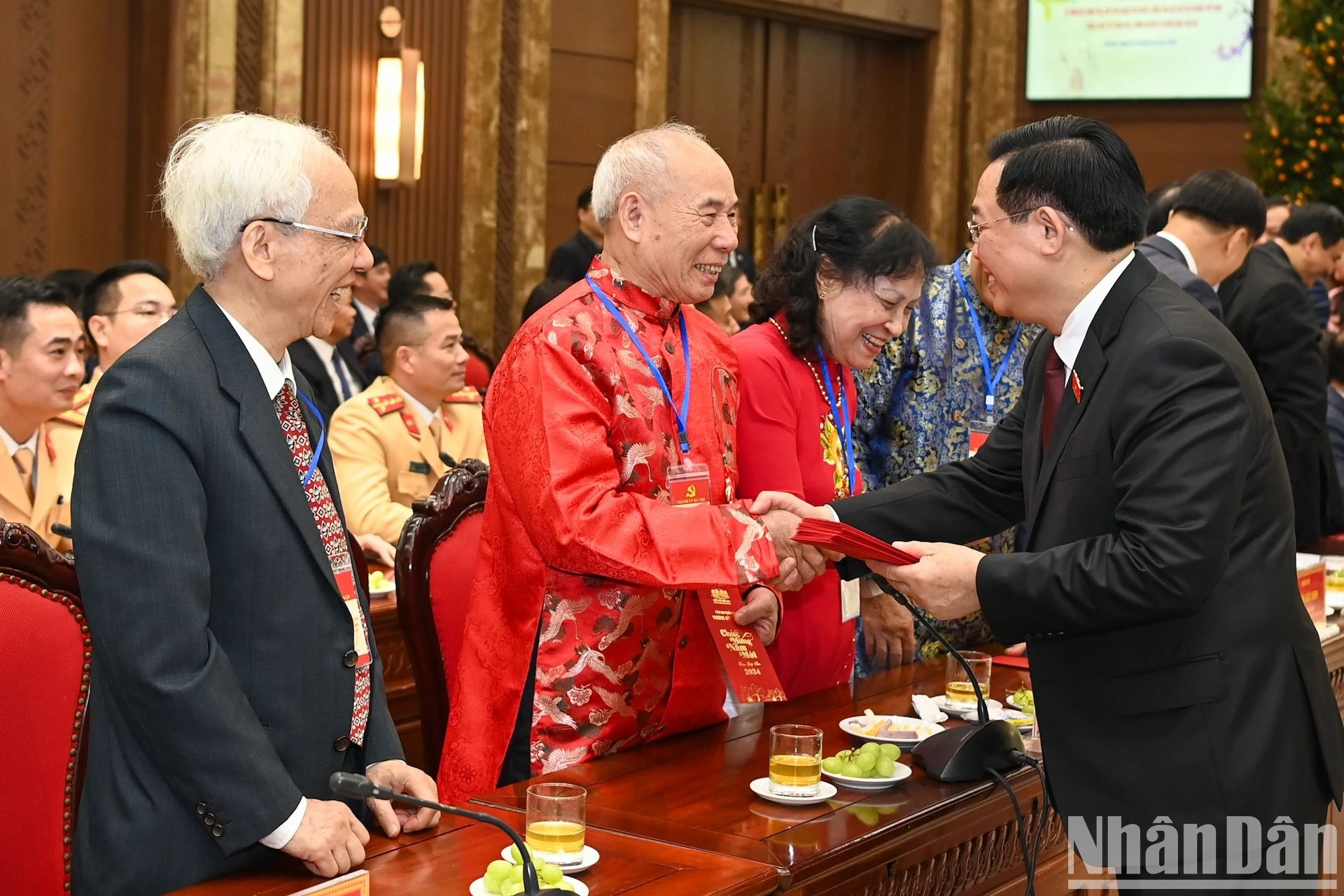Dinh Hue ofrece dinero de suerte a los ancianos participantes. Dinh Hue ofrece dinero de suerte a los ancianos participantes.