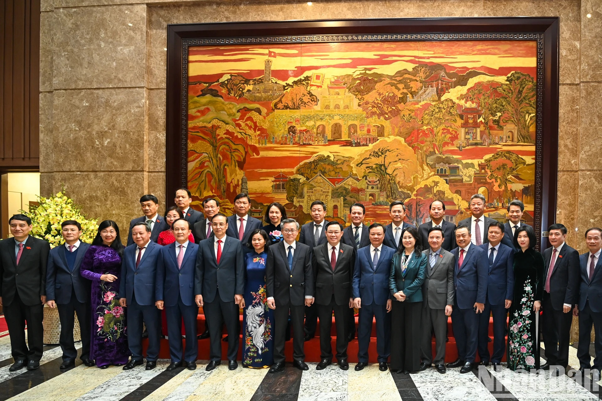 El dirigente parlamentario posa junto a los delegados. El dirigente parlamentario posa junto a los delegados.
