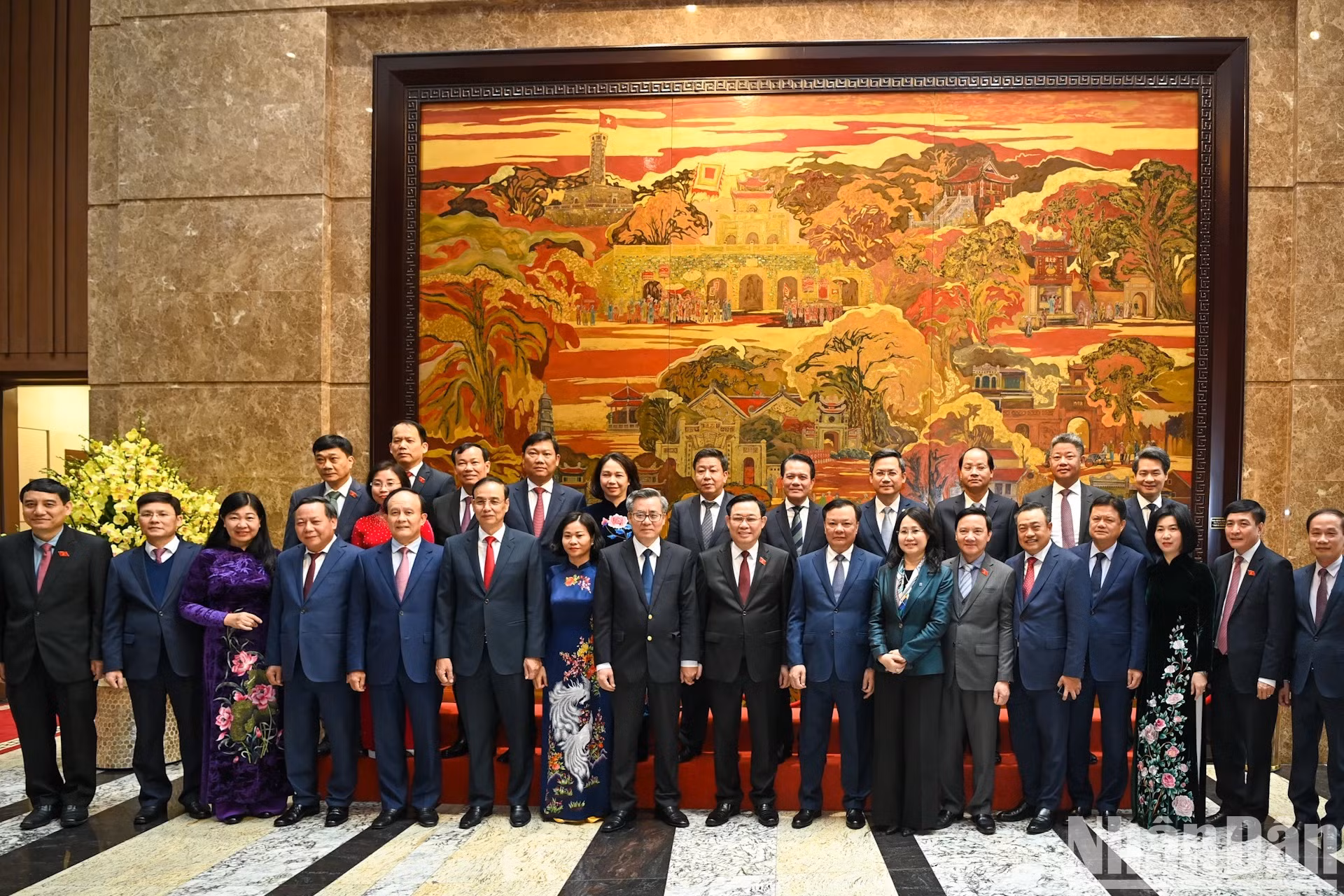 El dirigente parlamentario posa junto a los delegados.